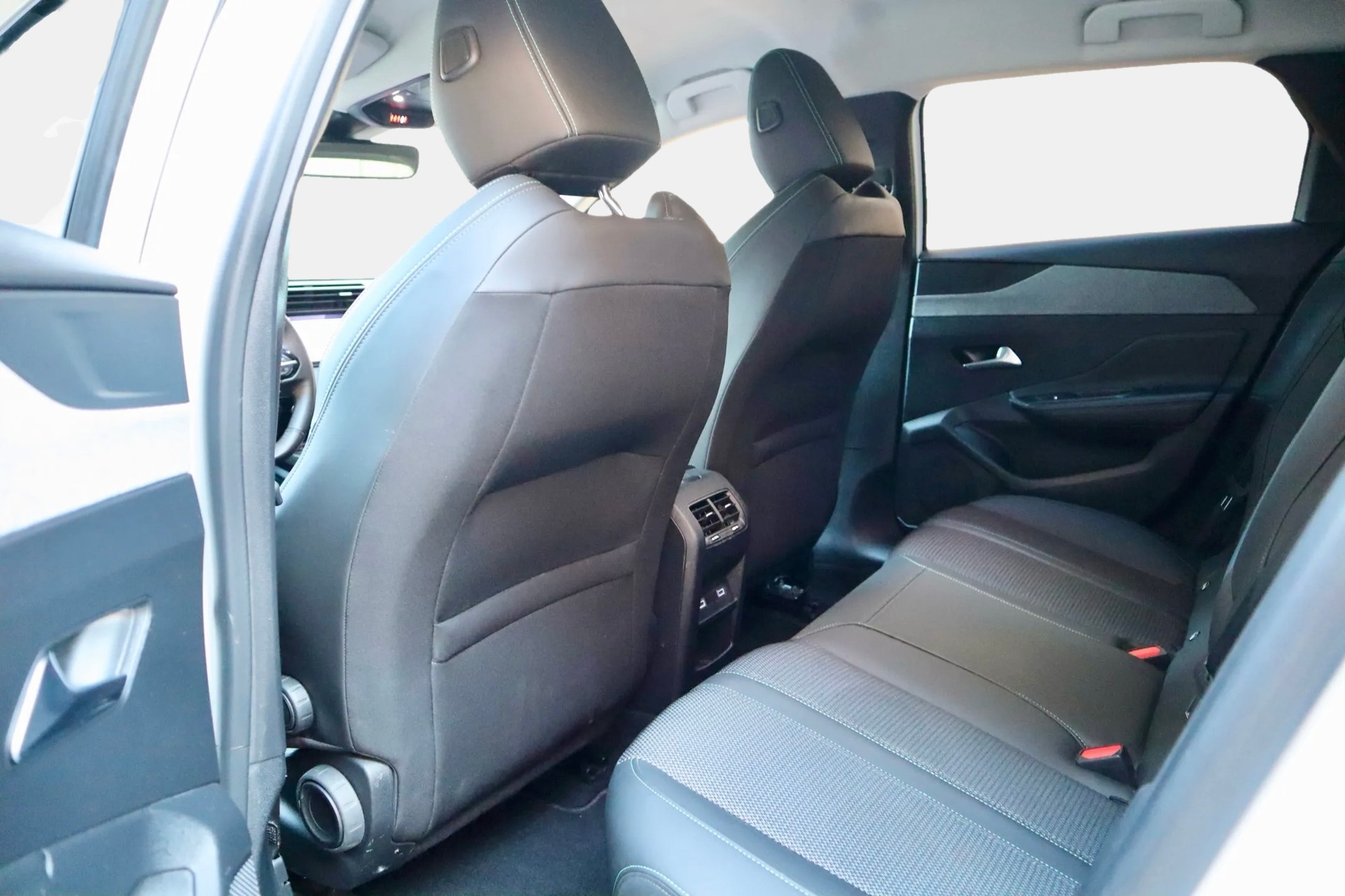 PEUGEOT 308 SW 1.5 BlueHDI Allure Pack EAT8-image-9