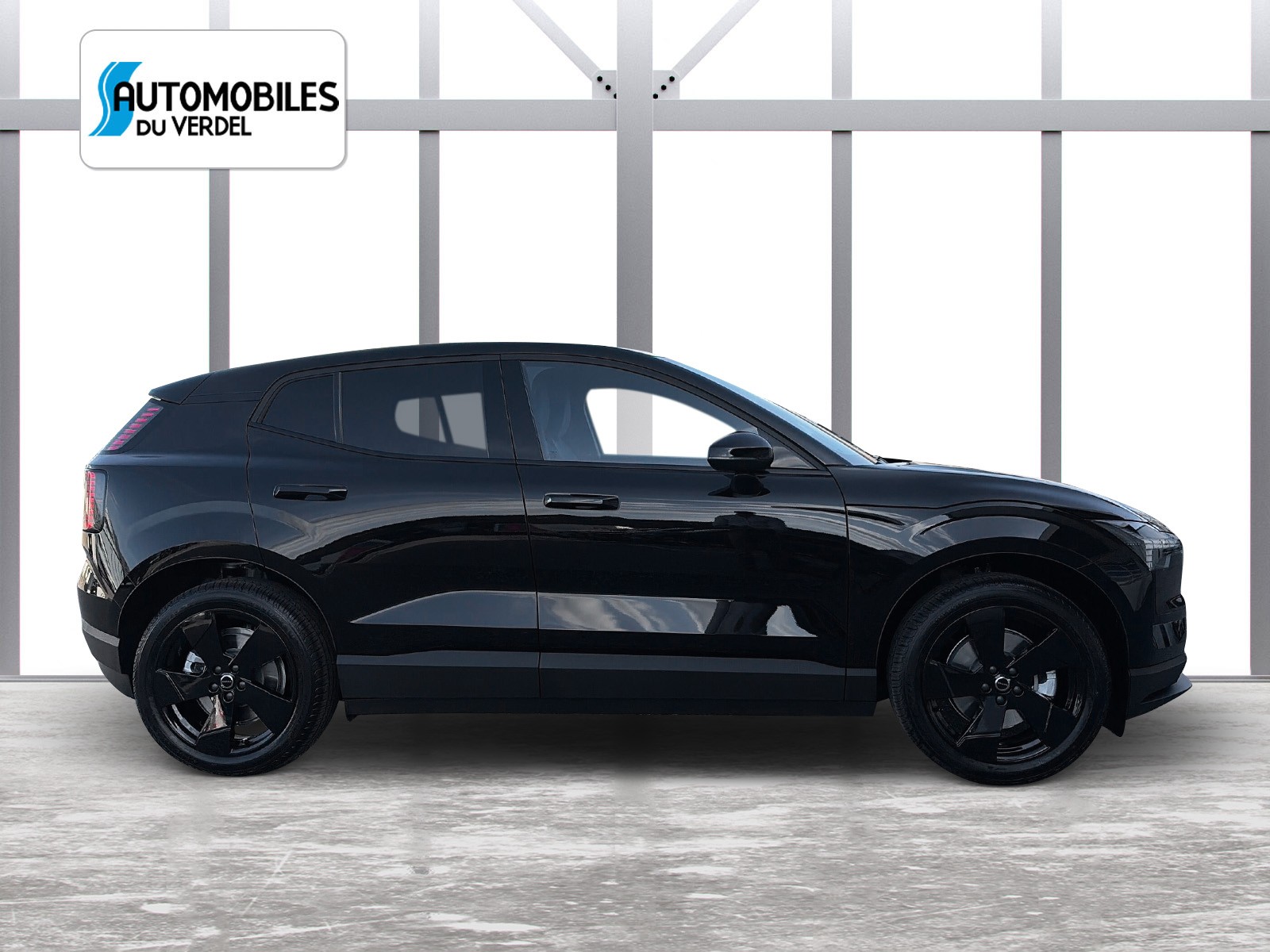 VOLVO EX30 E60 Plus Swiss Black Edition-image-5