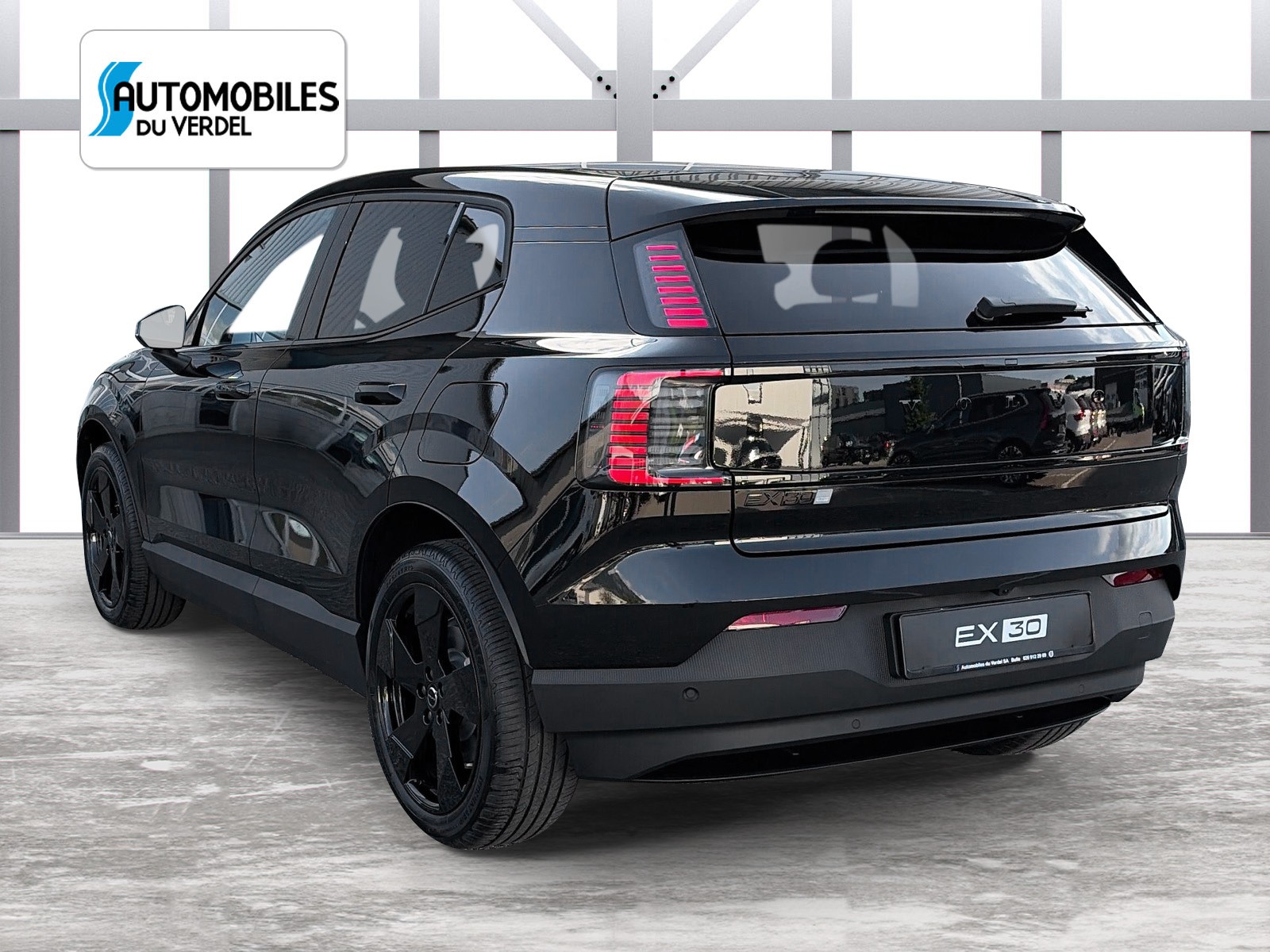 VOLVO EX30 E60 Plus Swiss Black Edition-image-2