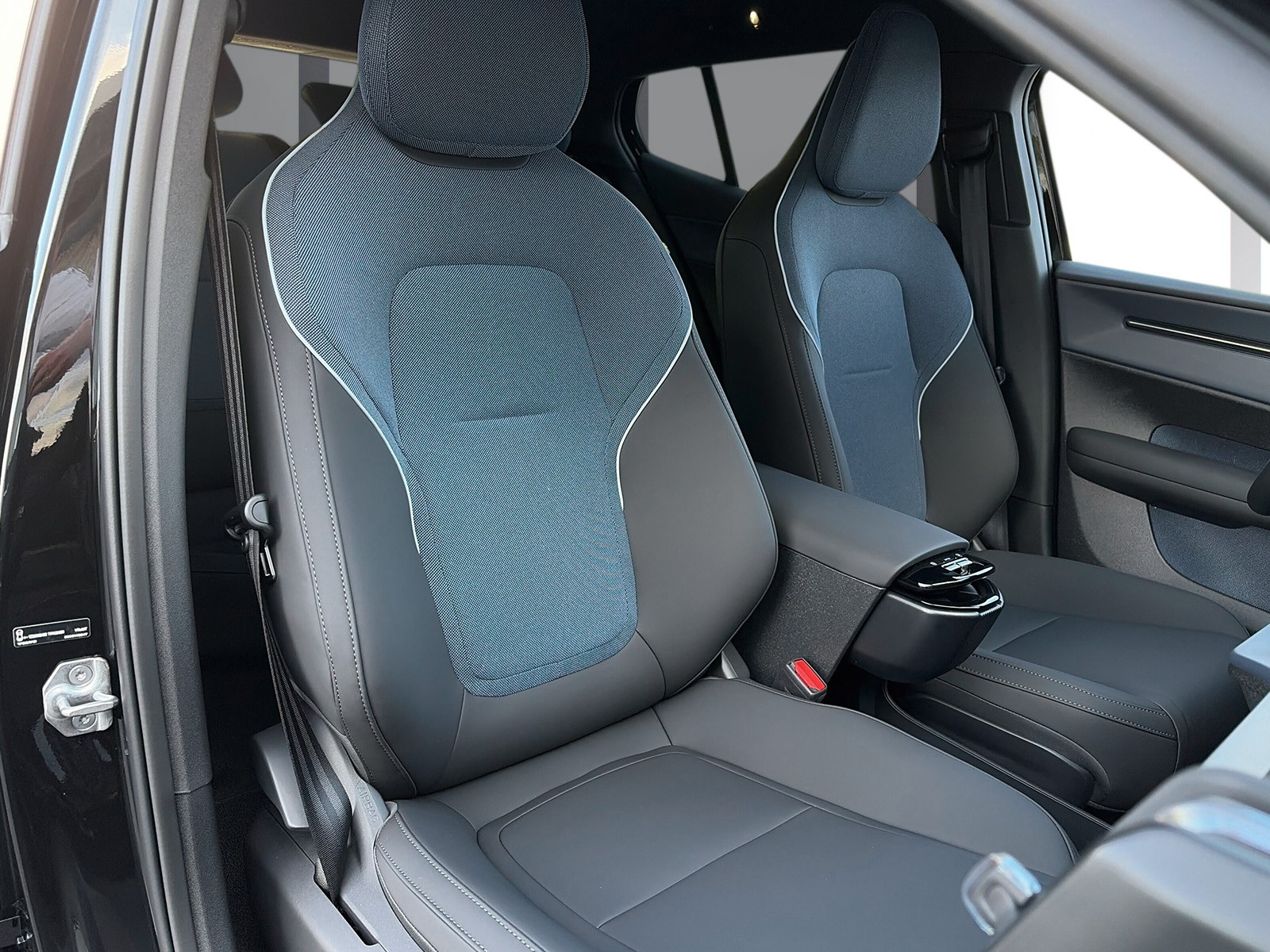 VOLVO EX30 E60 Plus Swiss Black Edition-image-11