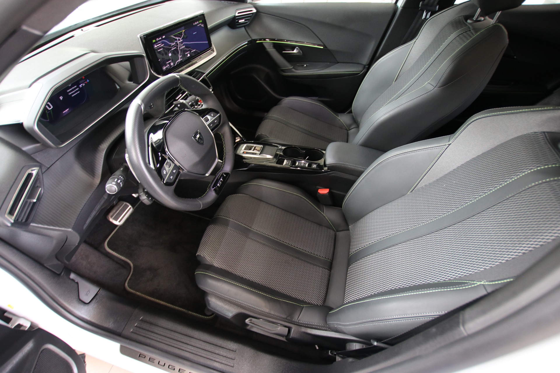 PEUGEOT 2008 1.2 PureTech GT-image-11