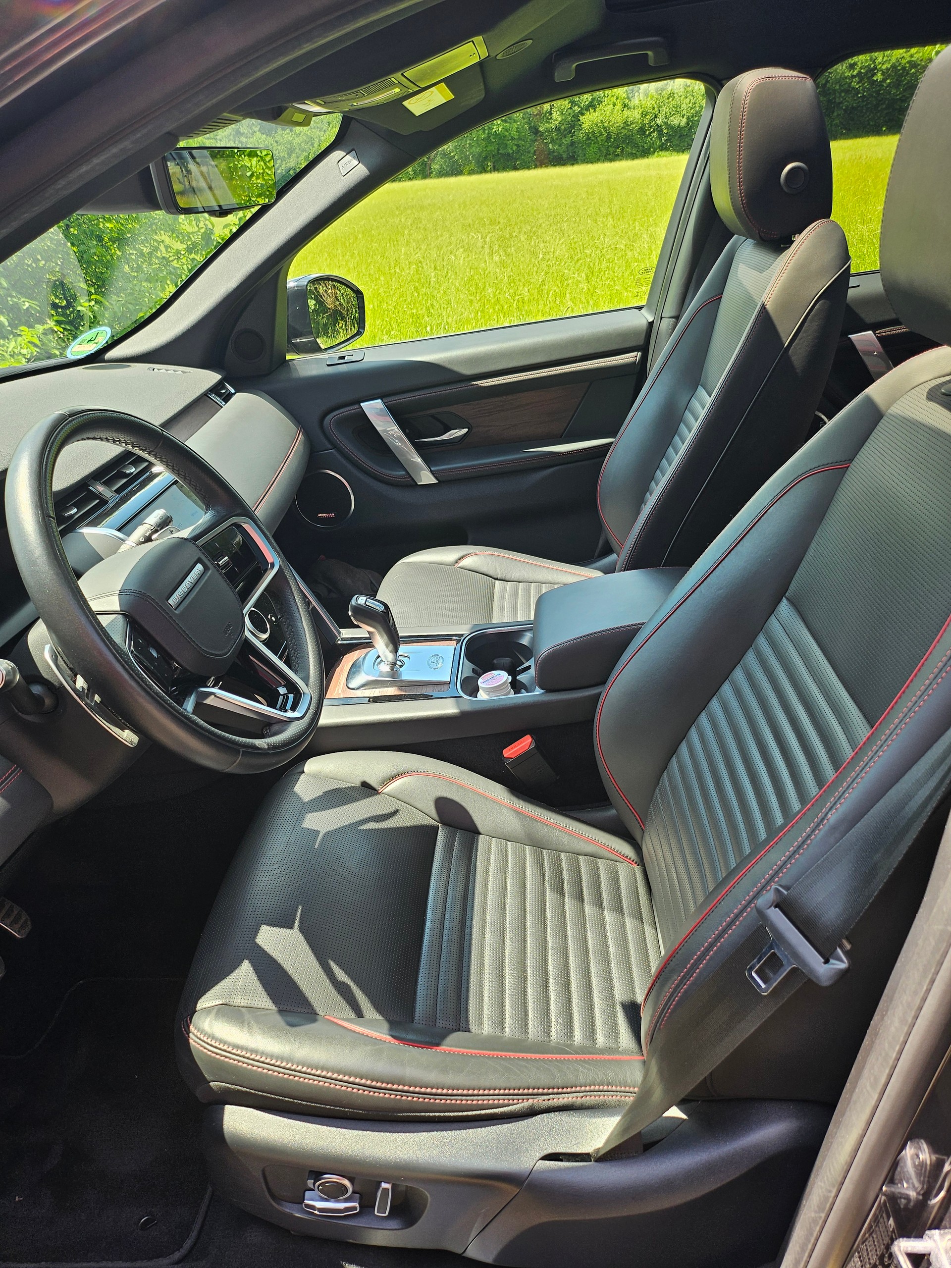LAND ROVER 1.5 T 300e R-Dynamic HSE-image-4