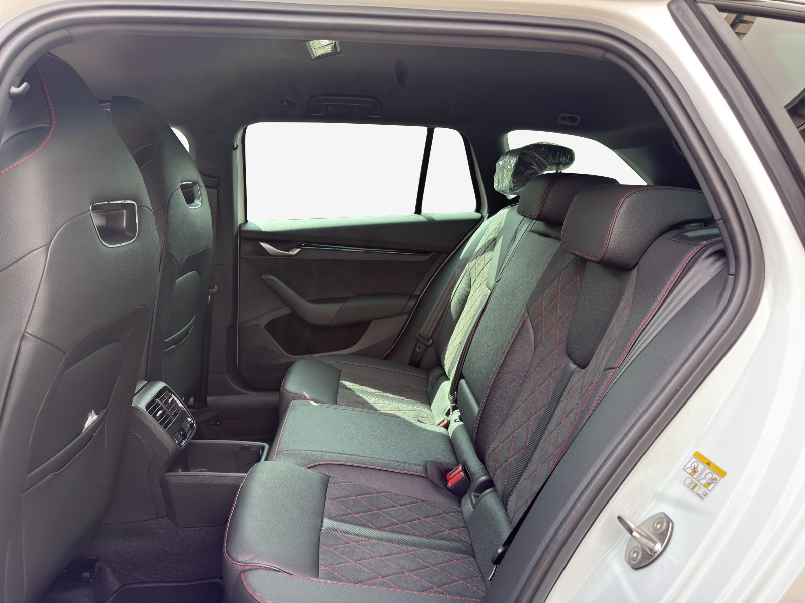 SKODA Octavia Combi 2.0 TSI DSG RS 30 Years Edition-image-10