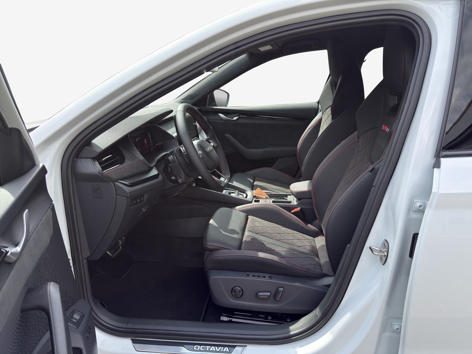 SKODA Octavia Combi 2.0 TSI DSG RS 30 Years Edition-image-7