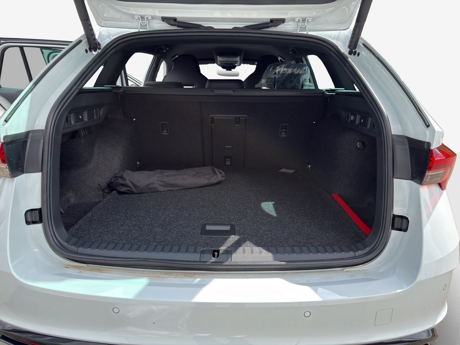 SKODA Octavia Combi 2.0 TSI DSG RS 30 Years Edition-image-11