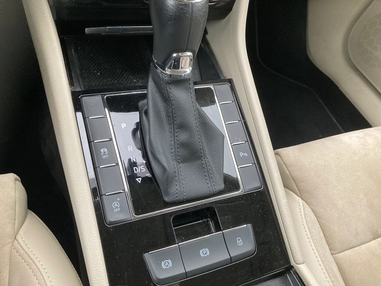 SKODA Superb Combi 2.0 TDi Style 4x4 DSG-image-12