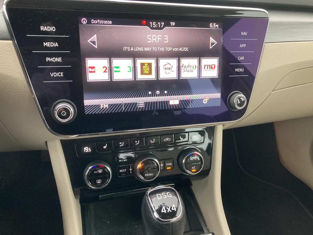 SKODA Superb Combi 2.0 TDi Style 4x4 DSG-image-8