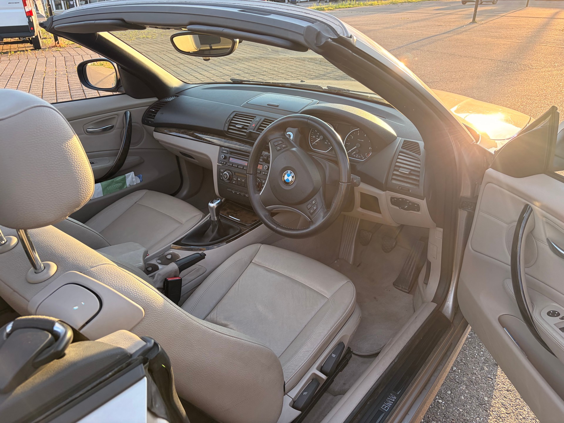 BMW 118i SE Cabrio-image-3