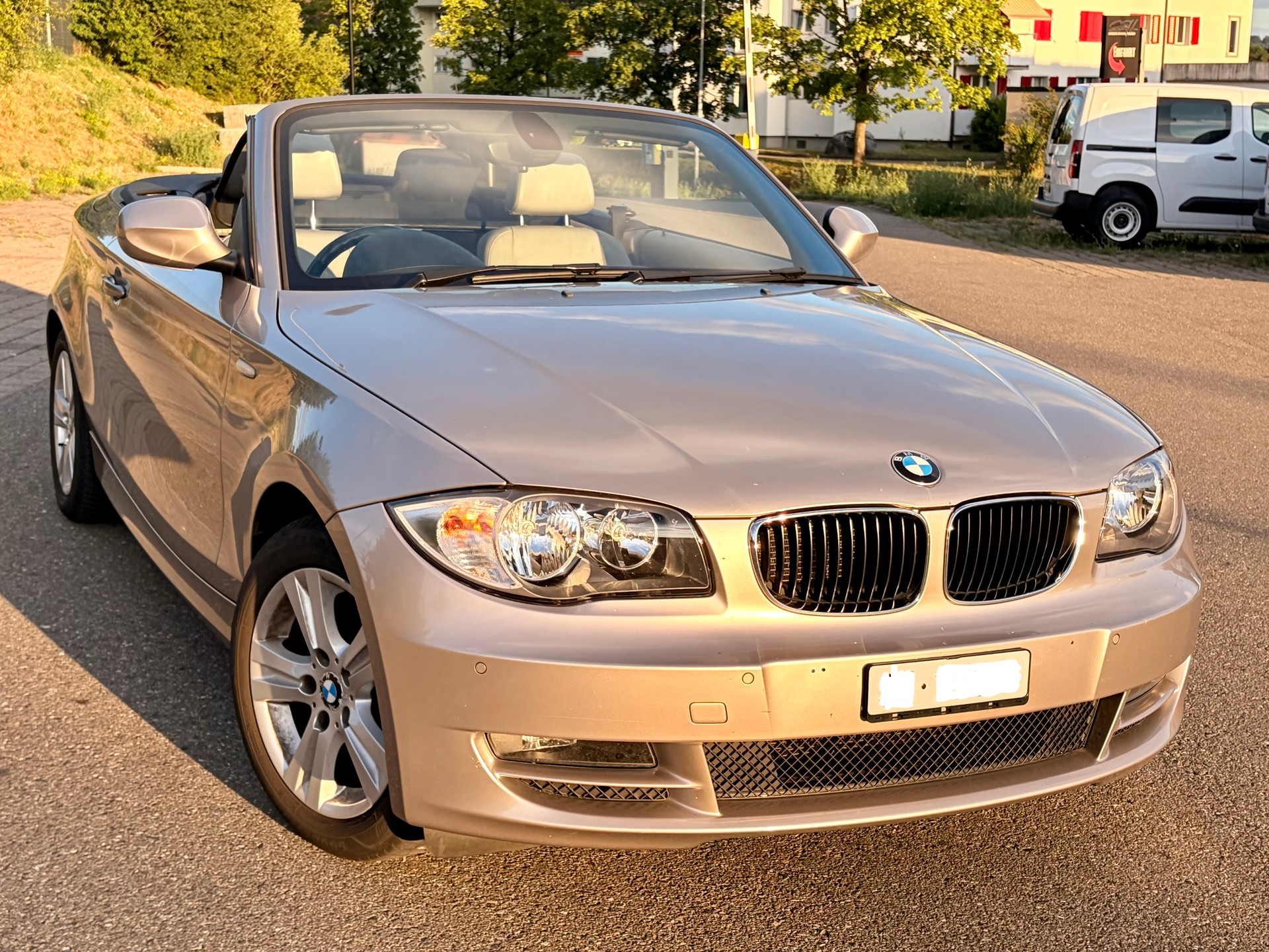 BMW 118i SE Cabrio-image-0