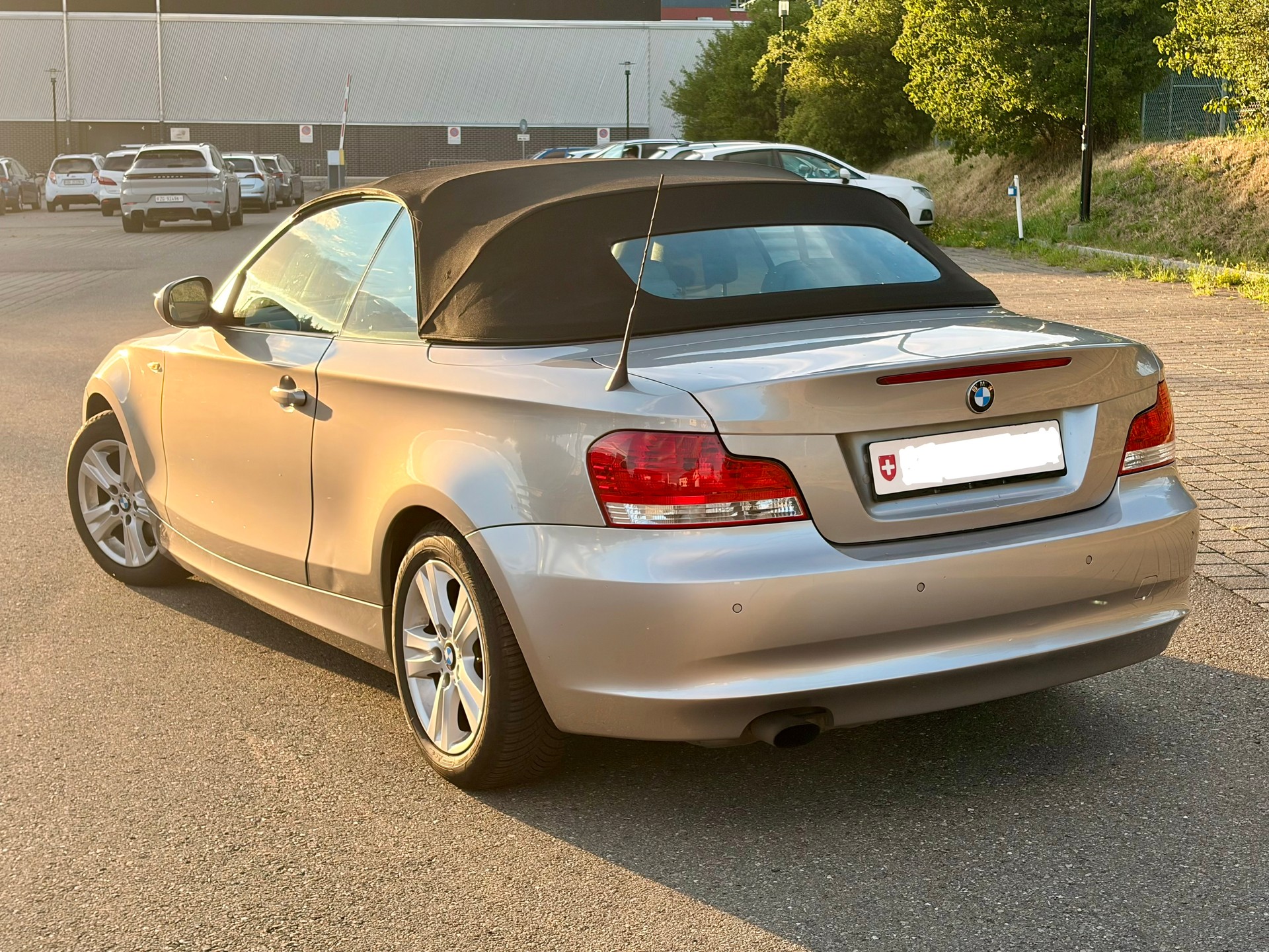 BMW 118i SE Cabrio-image-2