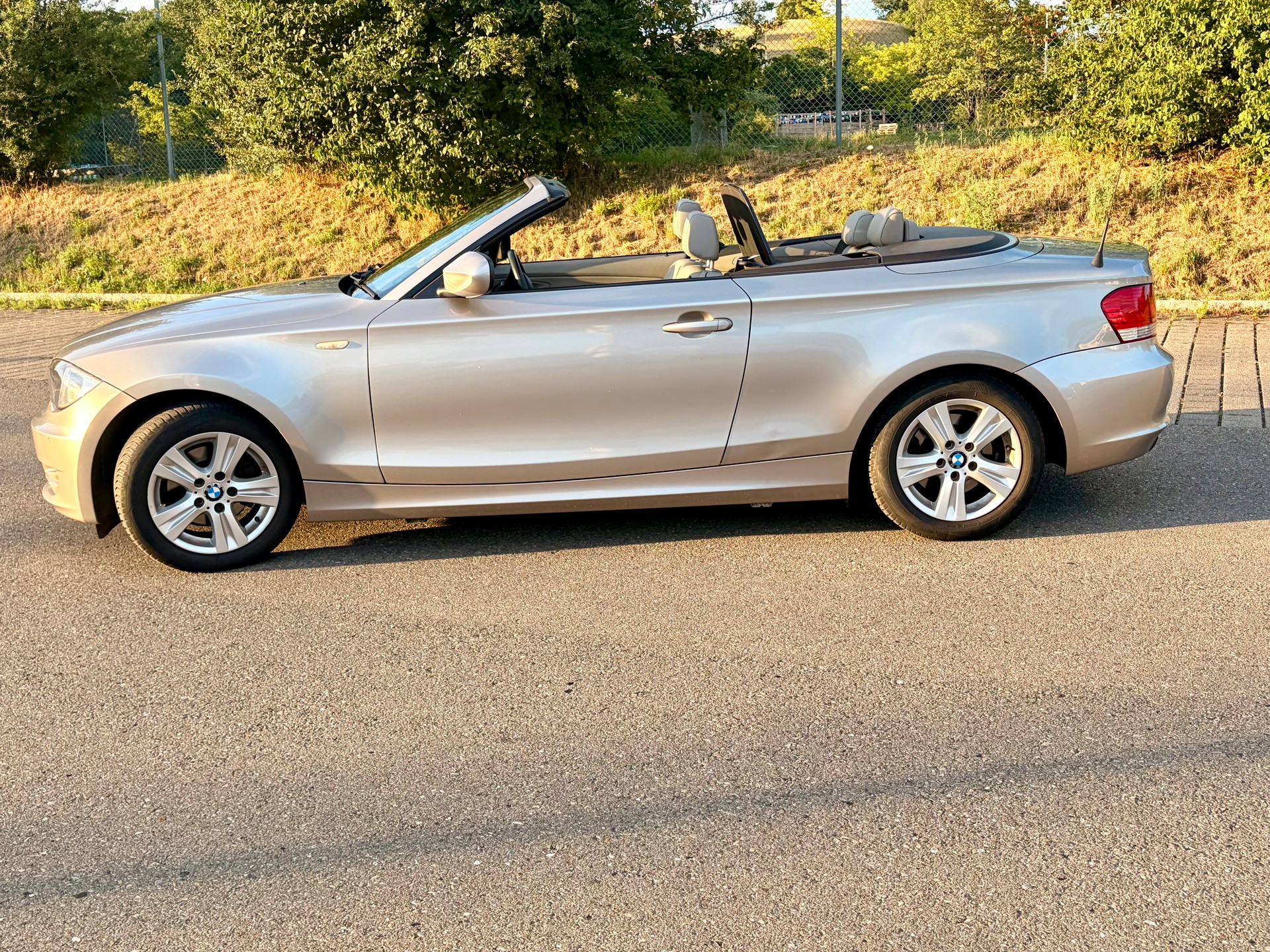 BMW 118i SE Cabrio-image-4