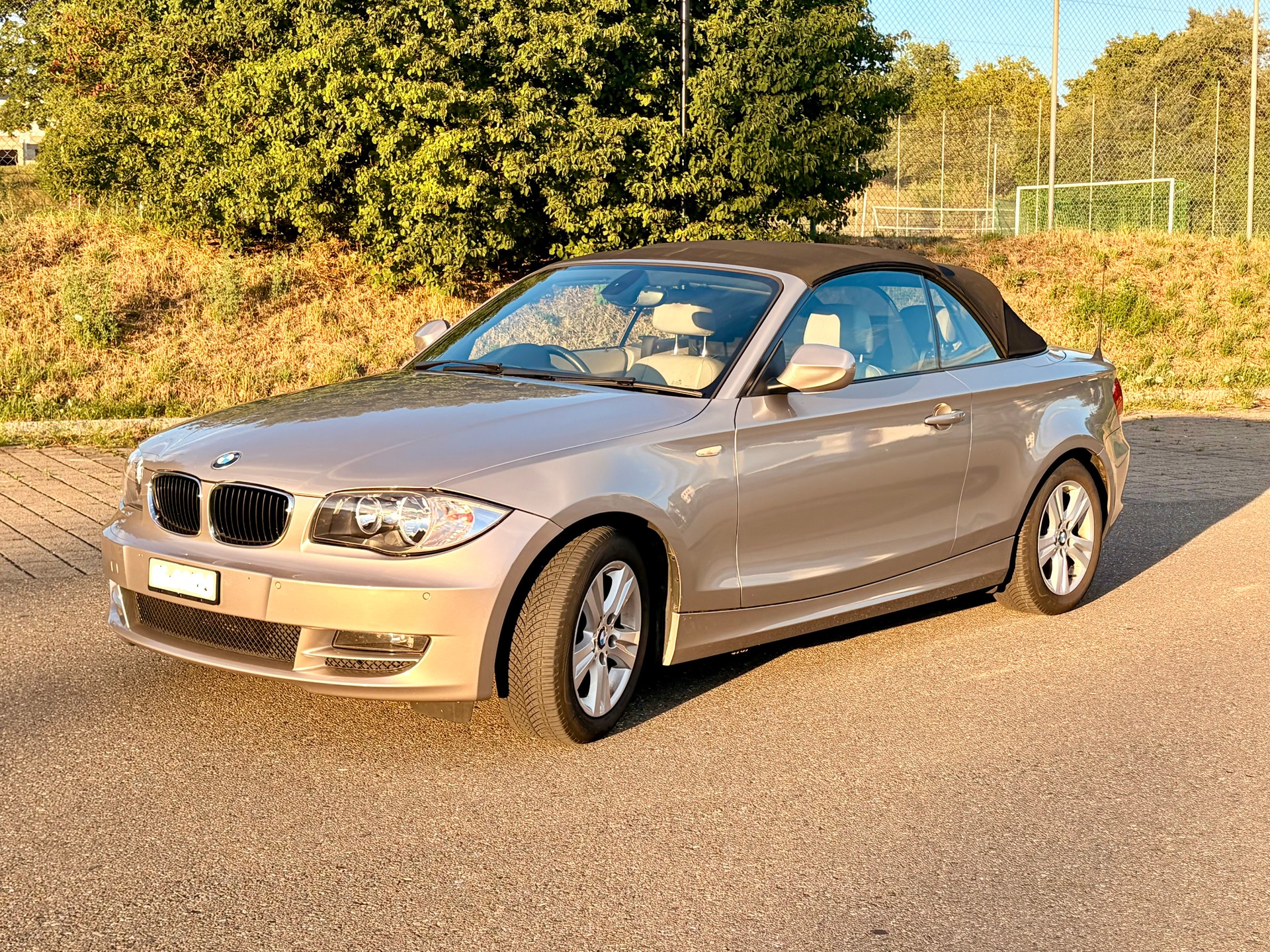 BMW 118i SE Cabrio-image-1