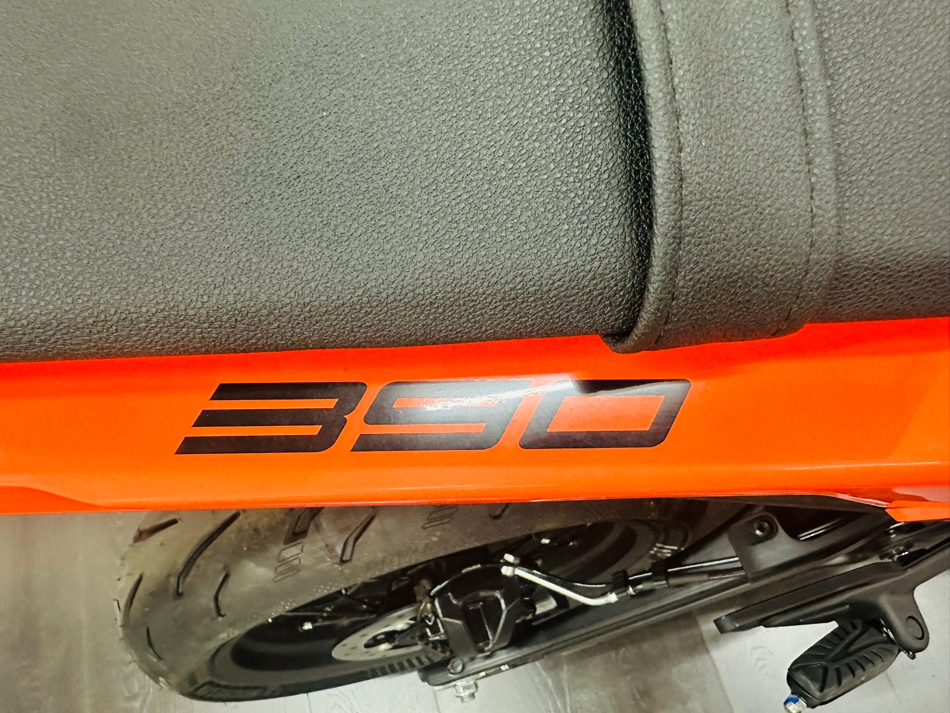 KTM 390 SMC R-showroom-element-3