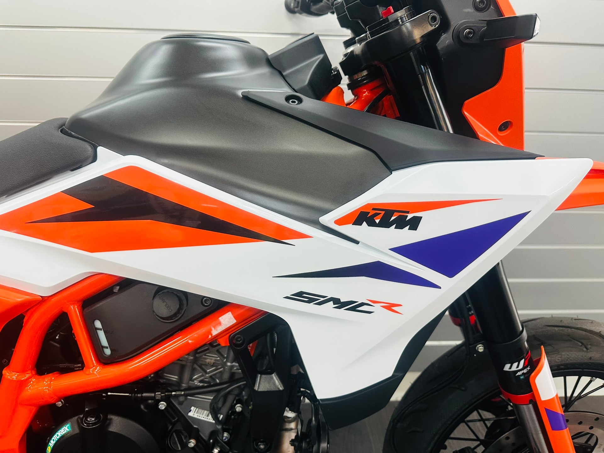 KTM 390 SMC R-showroom-element-2