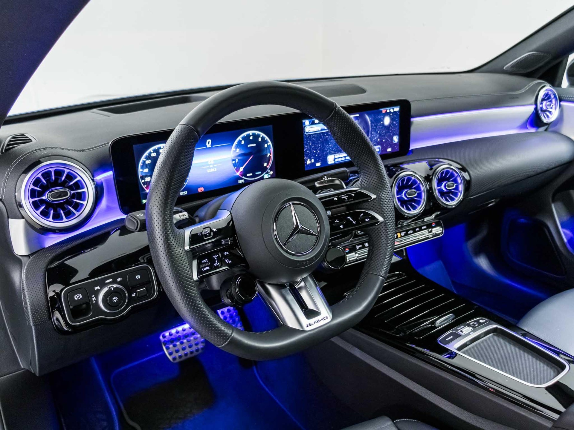 MERCEDES-BENZ CLA 35 AMG 4MATIC Shooting Brake-image-9