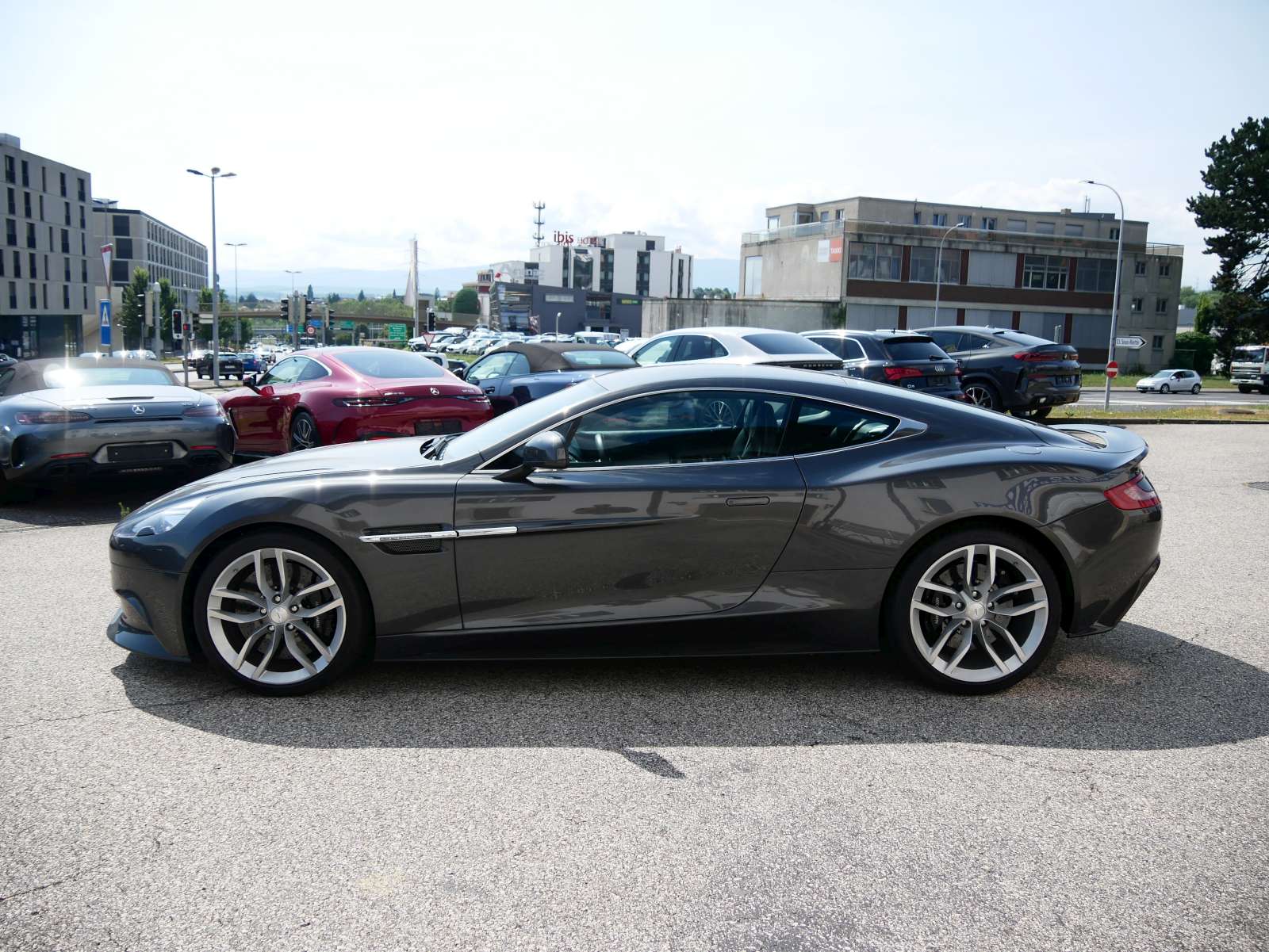 ASTON MARTIN Vanquish V12 5.9-48 Touchtronic 3-image-1