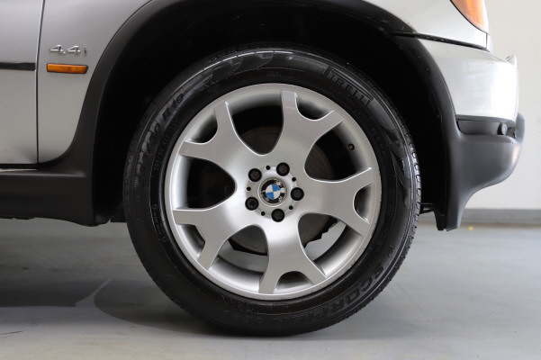 BMW X5 4.4i-image-12