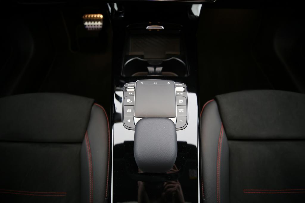 MERCEDES-BENZ A 250 e AMG Line-image-8