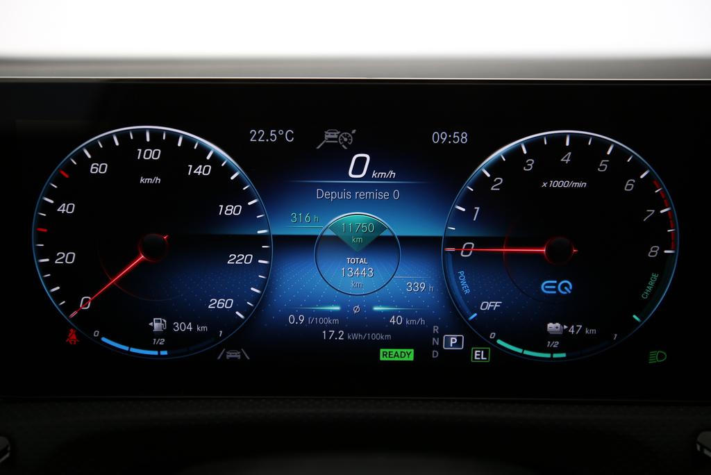 MERCEDES-BENZ A 250 e AMG Line-image-16