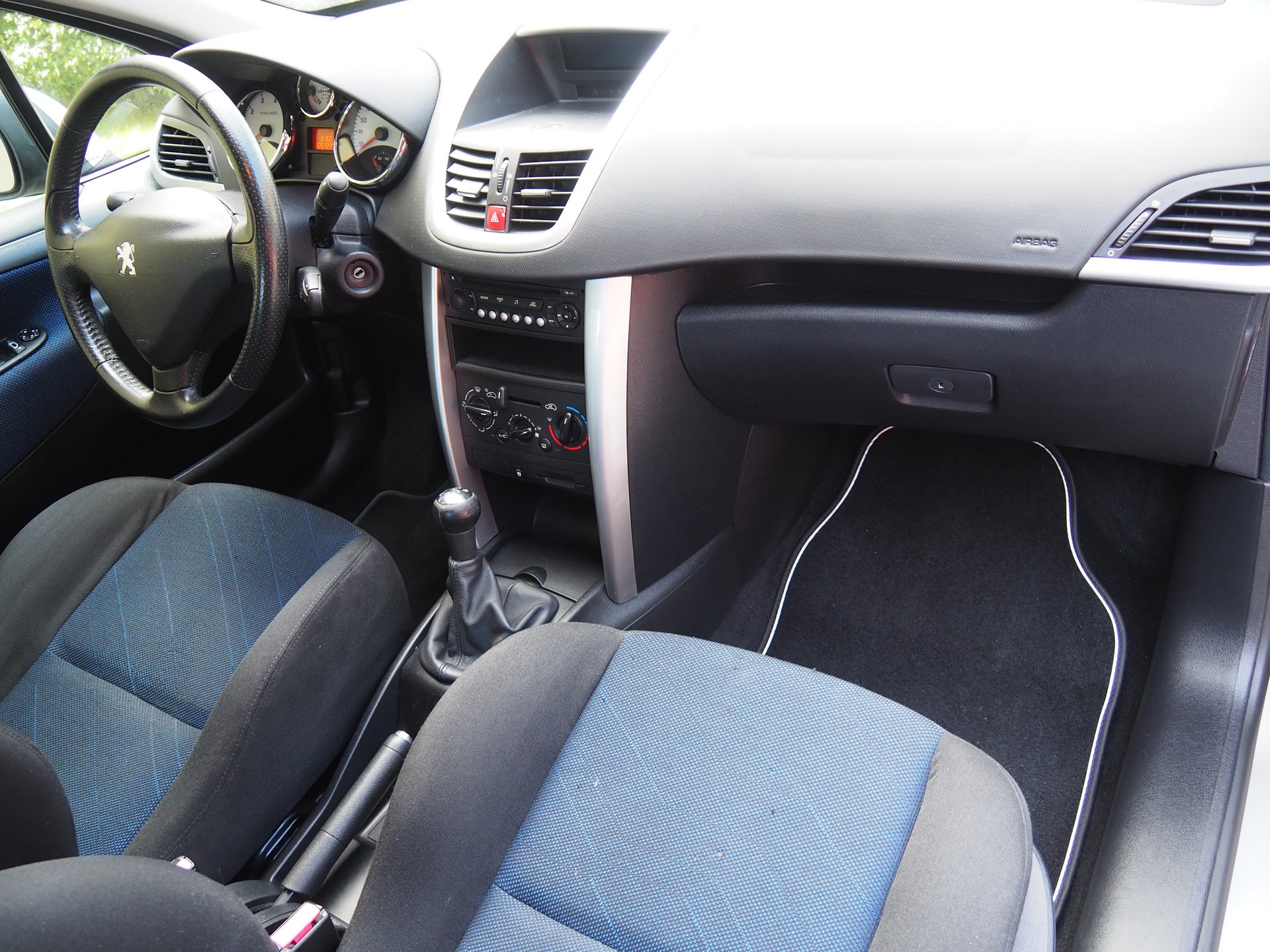 PEUGEOT 207 1.4 16V Look-image-13
