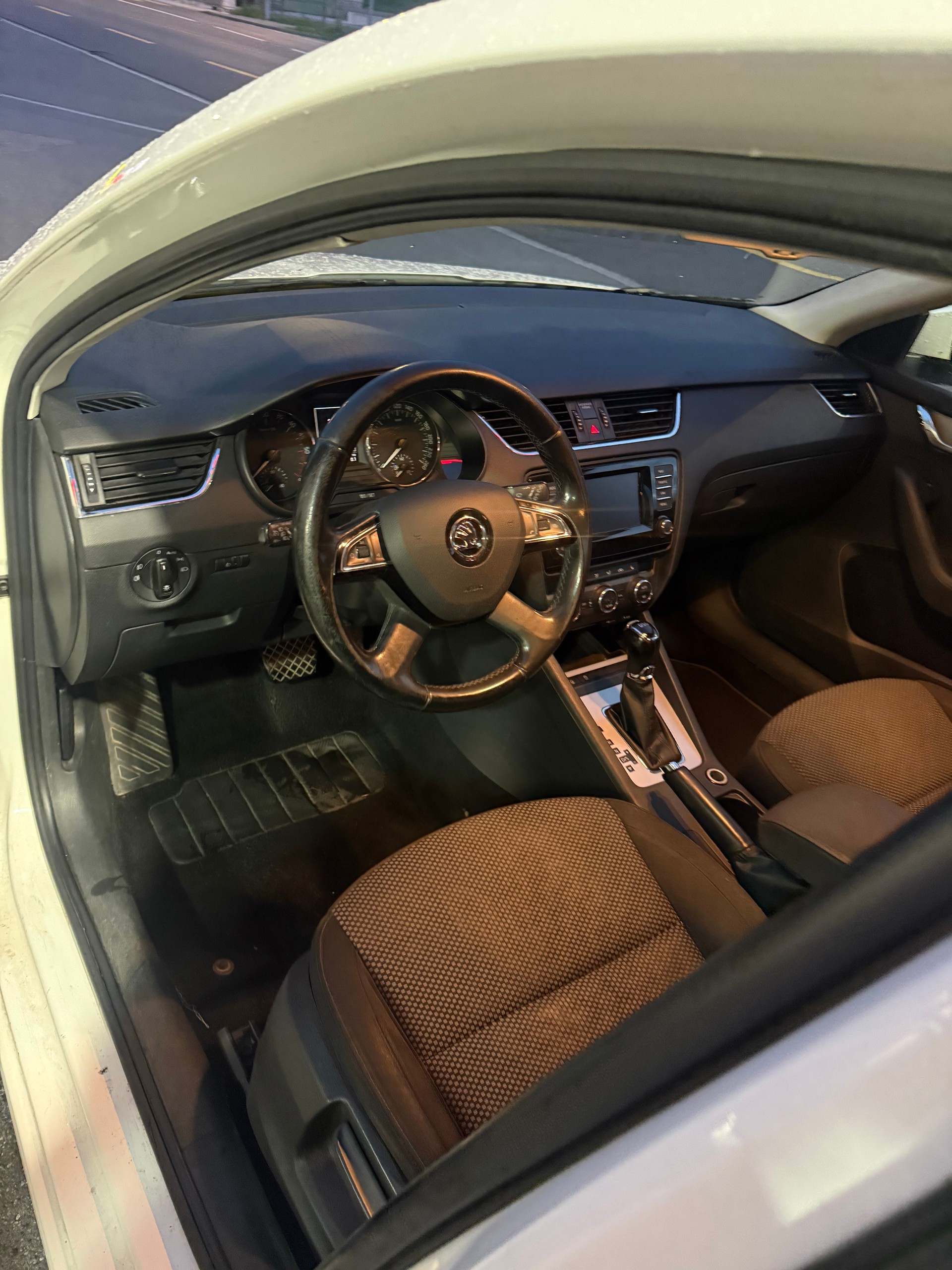 SKODA Octavia Combi 2.0 TDI Ambition DSG-image-7