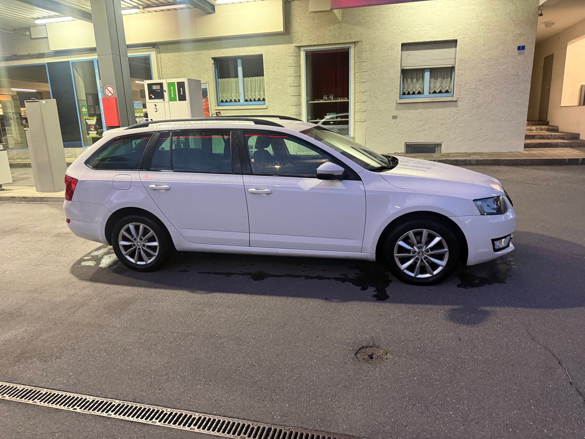 SKODA Octavia Combi 2.0 TDI Ambition DSG-image-6