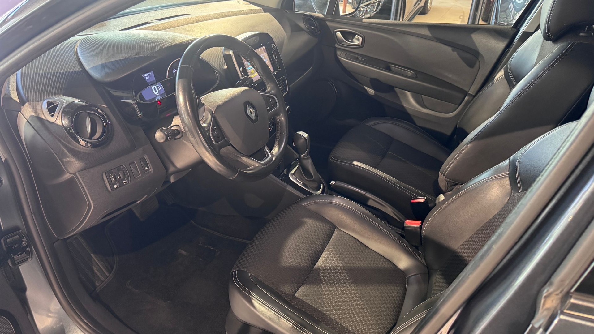 RENAULT Clio Grandtour 1.2 16V T Intens EDC-image-4