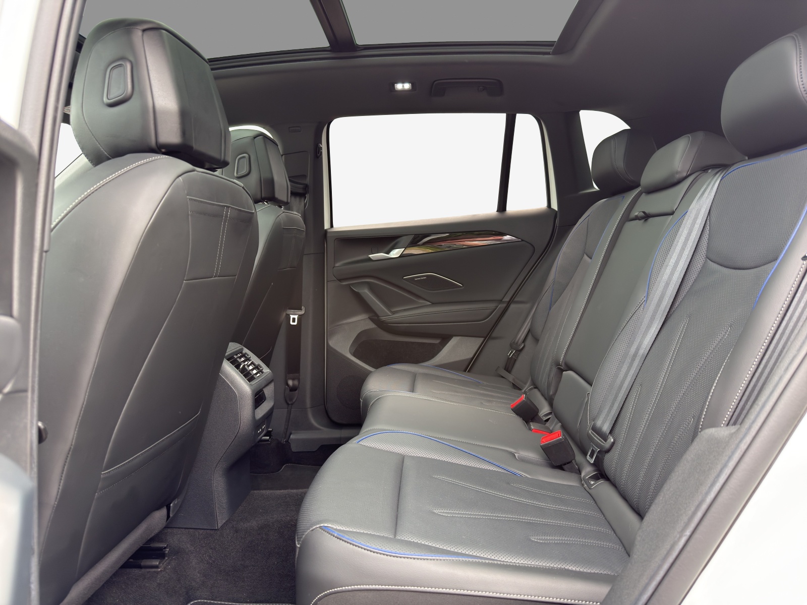 VW Tiguan 2.0 TDI SCR R-Line 4Motion DSG-image-11