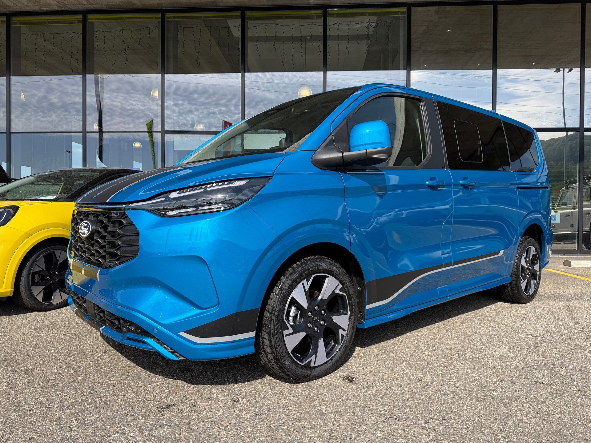FORD Tourneo Bus 340 L1H1 PHEV Sport-image-0