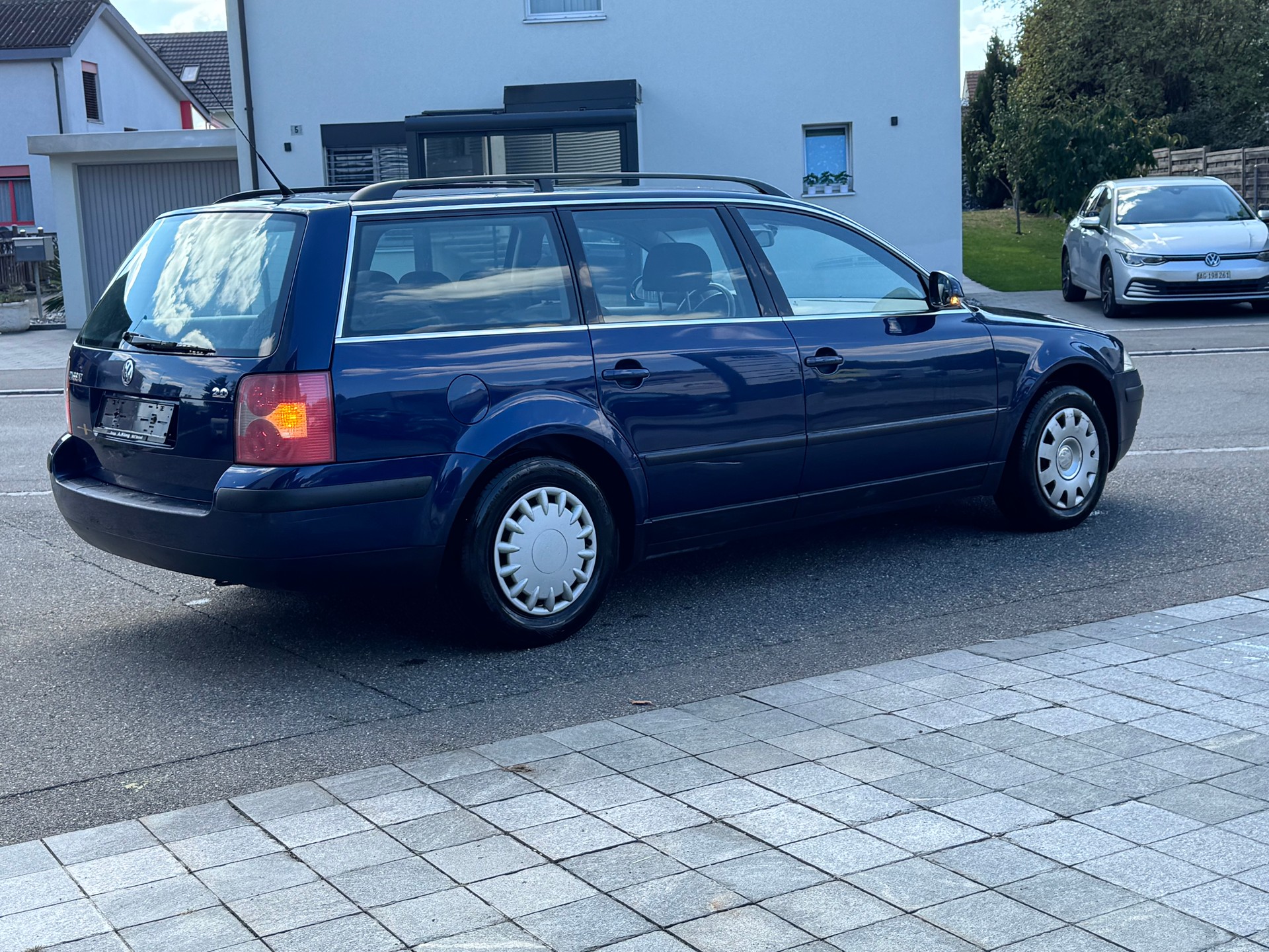 VW Passat Variant 2.0 Trendline-image-2