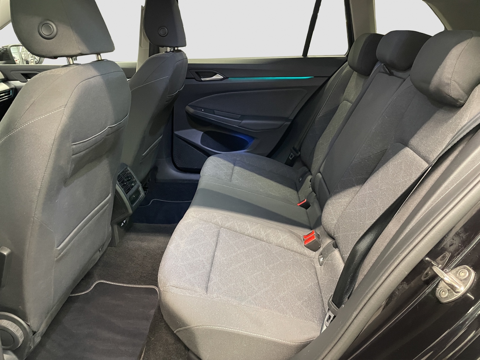 VW Golf Variant 1.0 eTSI mHEV Life DSG-image-12