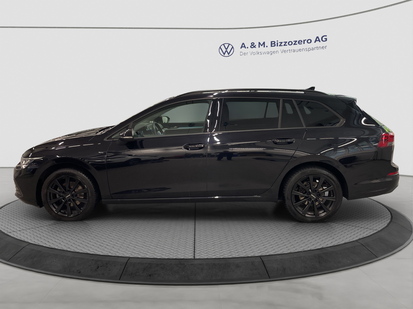 VW Golf Variant 1.0 eTSI mHEV Life DSG-image-1