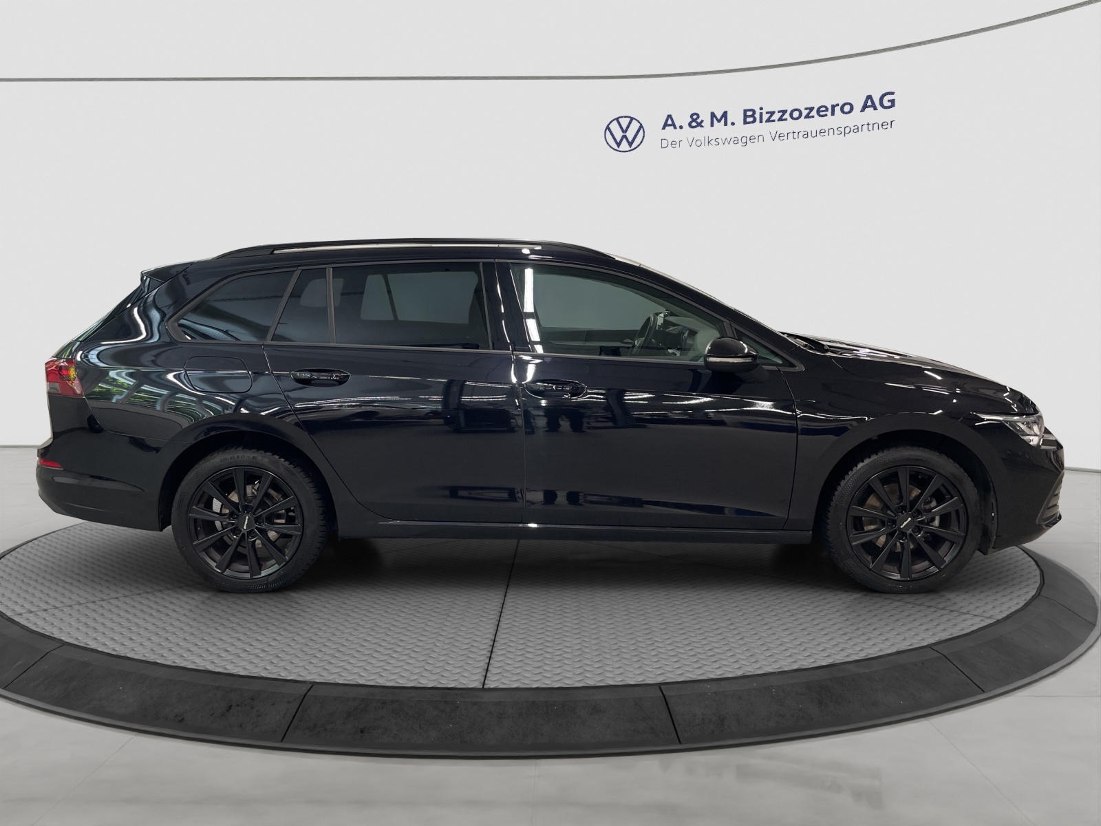 VW Golf Variant 1.0 eTSI mHEV Life DSG-image-5