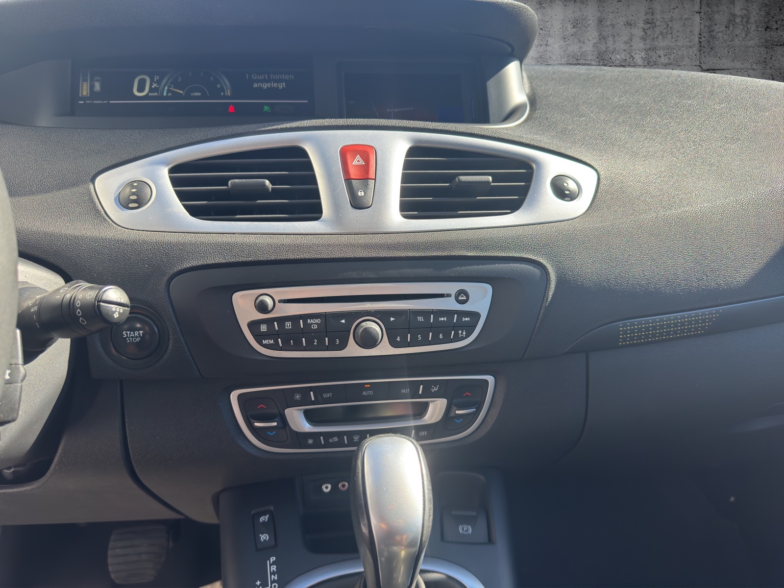 RENAULT Scénic 2.0 16V Dynamique X-Tronic CVT-image-14