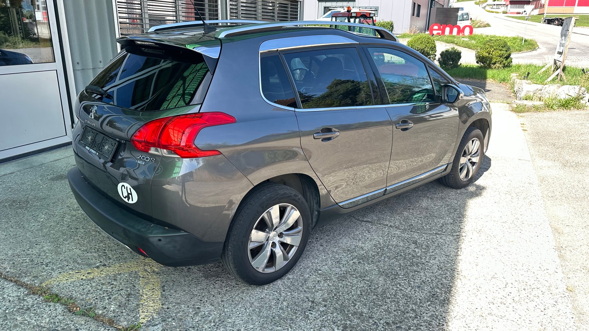 PEUGEOT 2008 1.2 PureTech Allure-image-4