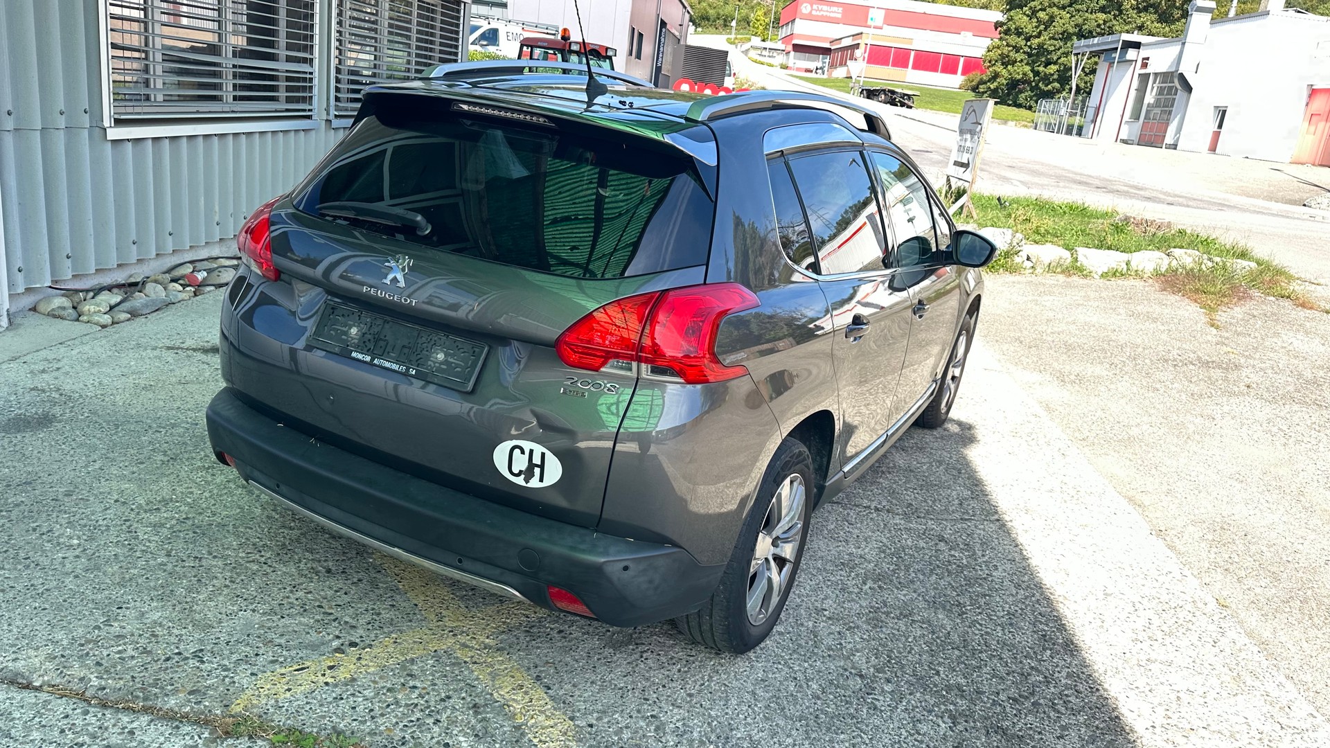 PEUGEOT 2008 1.2 PureTech Allure-image-5