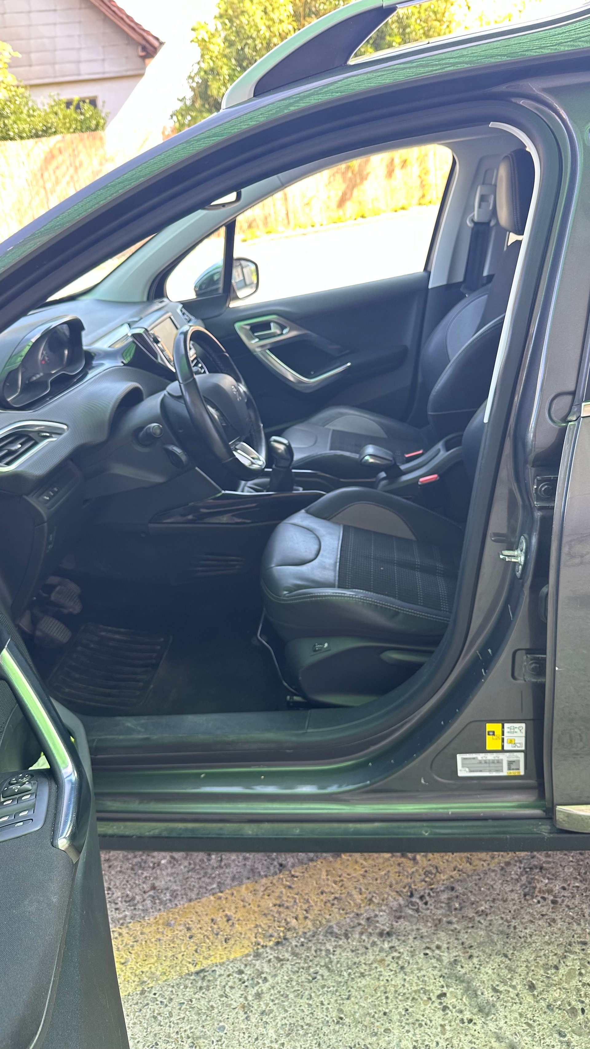 PEUGEOT 2008 1.2 PureTech Allure-image-12