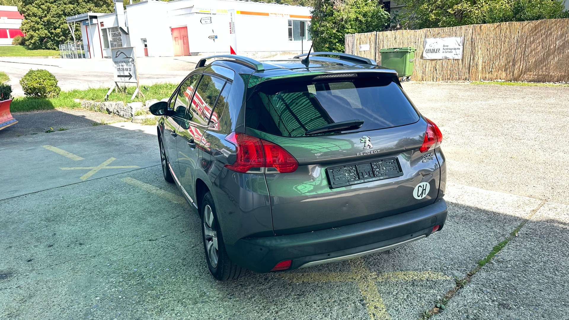 PEUGEOT 2008 1.2 PureTech Allure-image-6