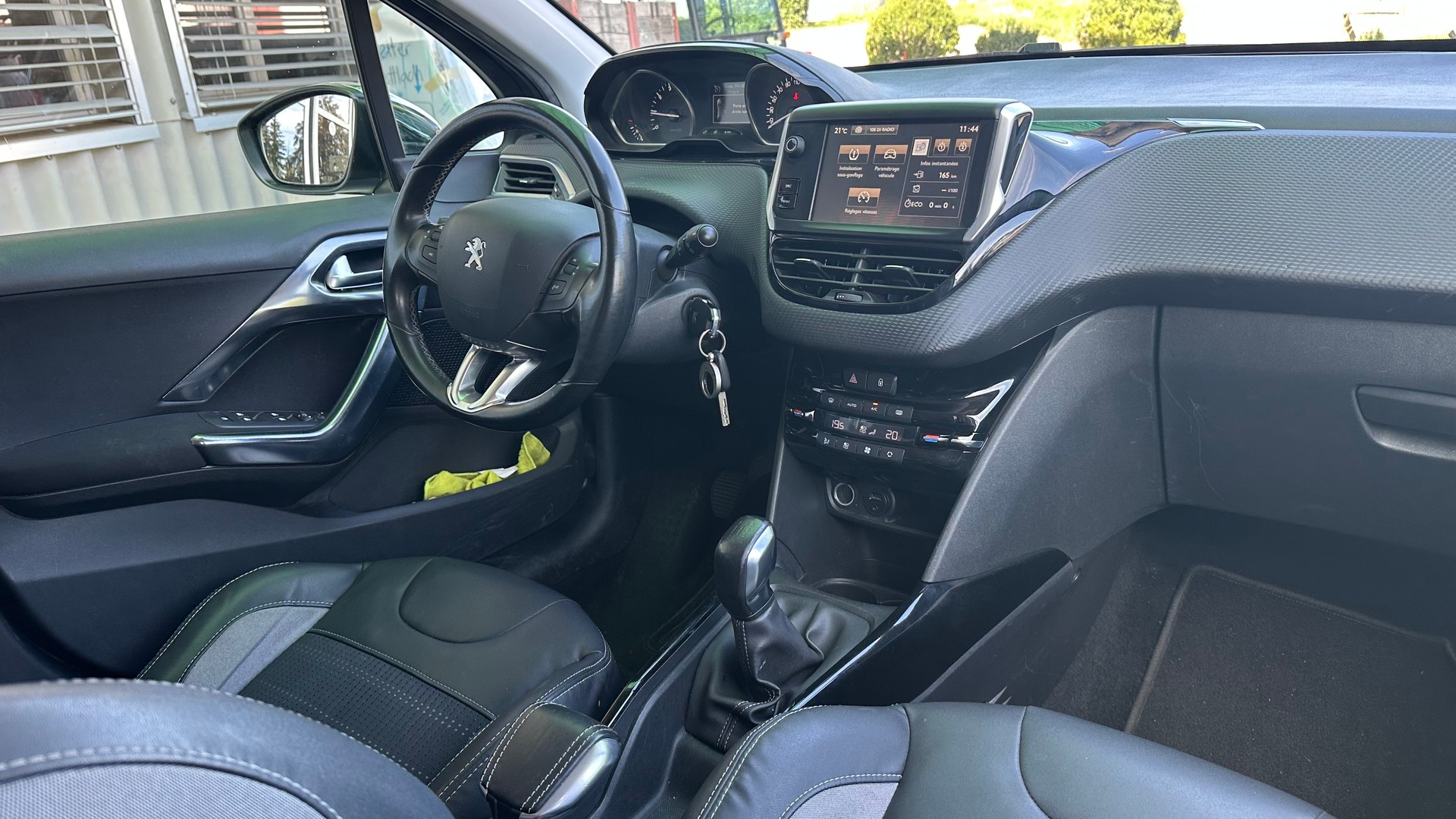 PEUGEOT 2008 1.2 PureTech Allure-image-8