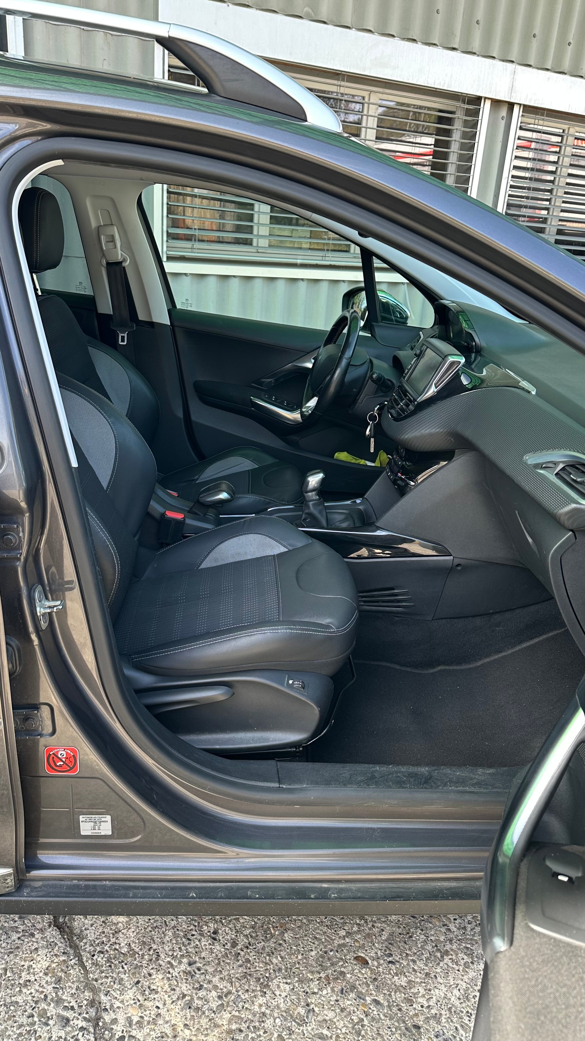 PEUGEOT 2008 1.2 PureTech Allure-image-7