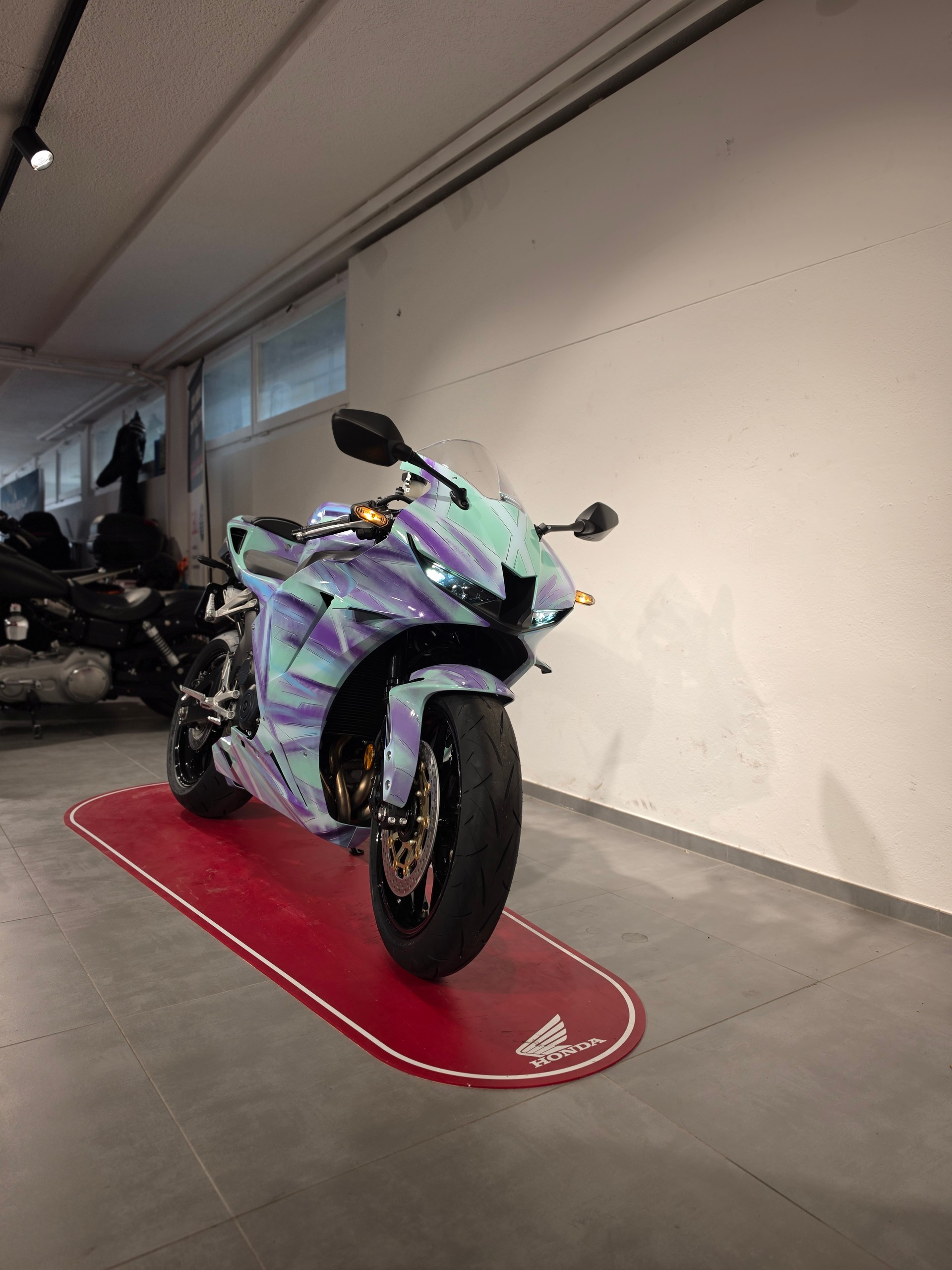 HONDA CBR 600 RR-showroom-element-1