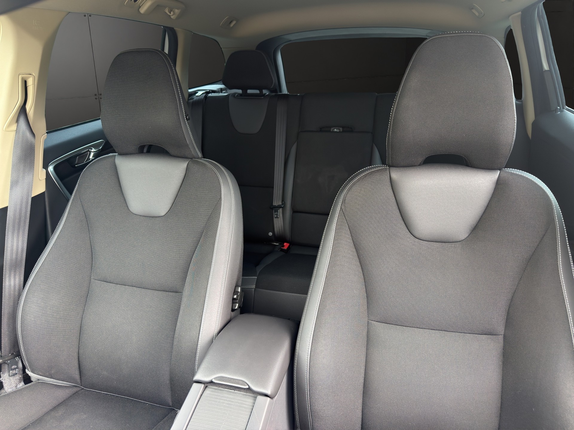 VOLVO XC60 D5 AWD R-Design Edition Geartronic-image-14