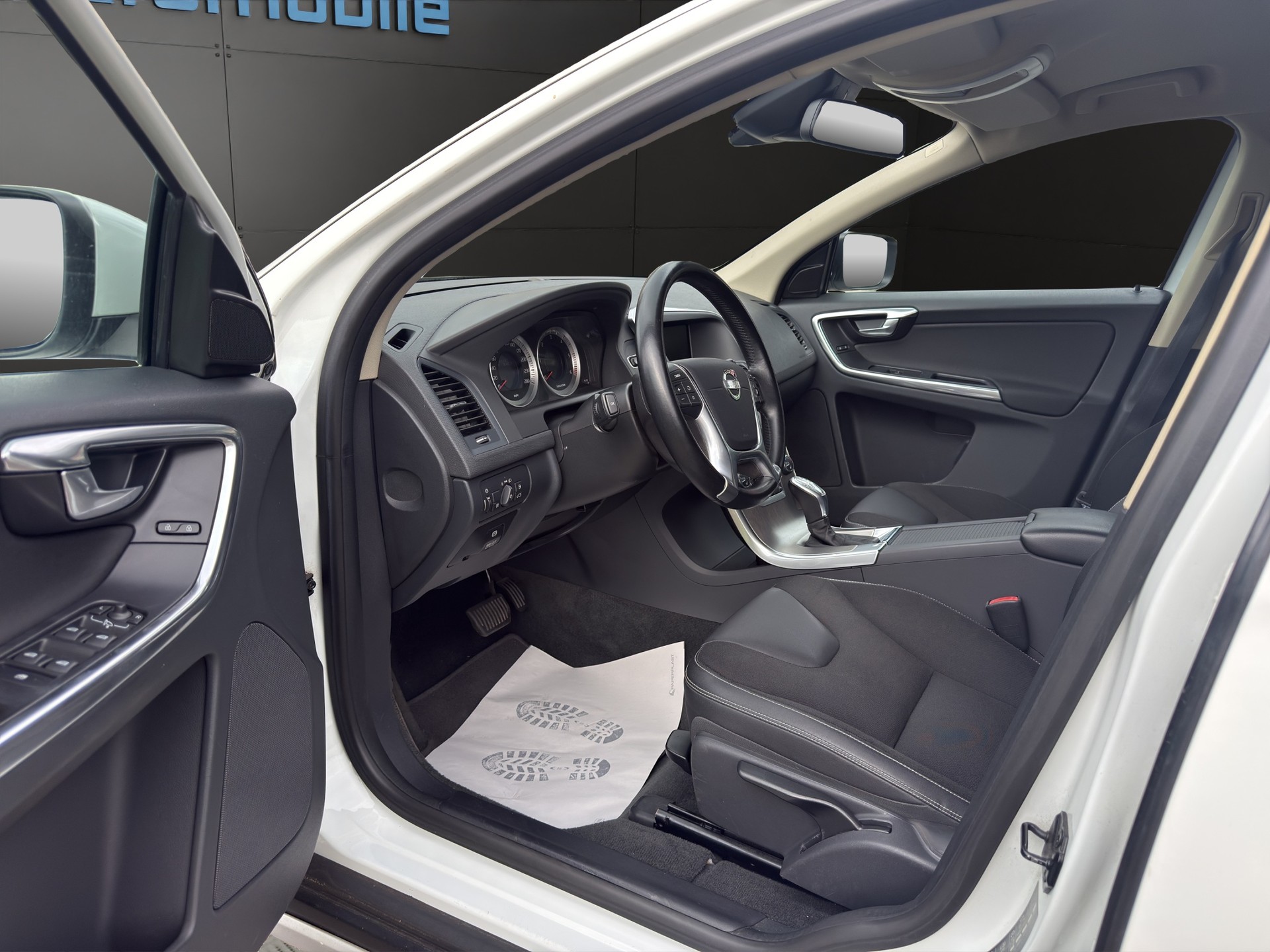VOLVO XC60 D5 AWD R-Design Edition Geartronic-image-10