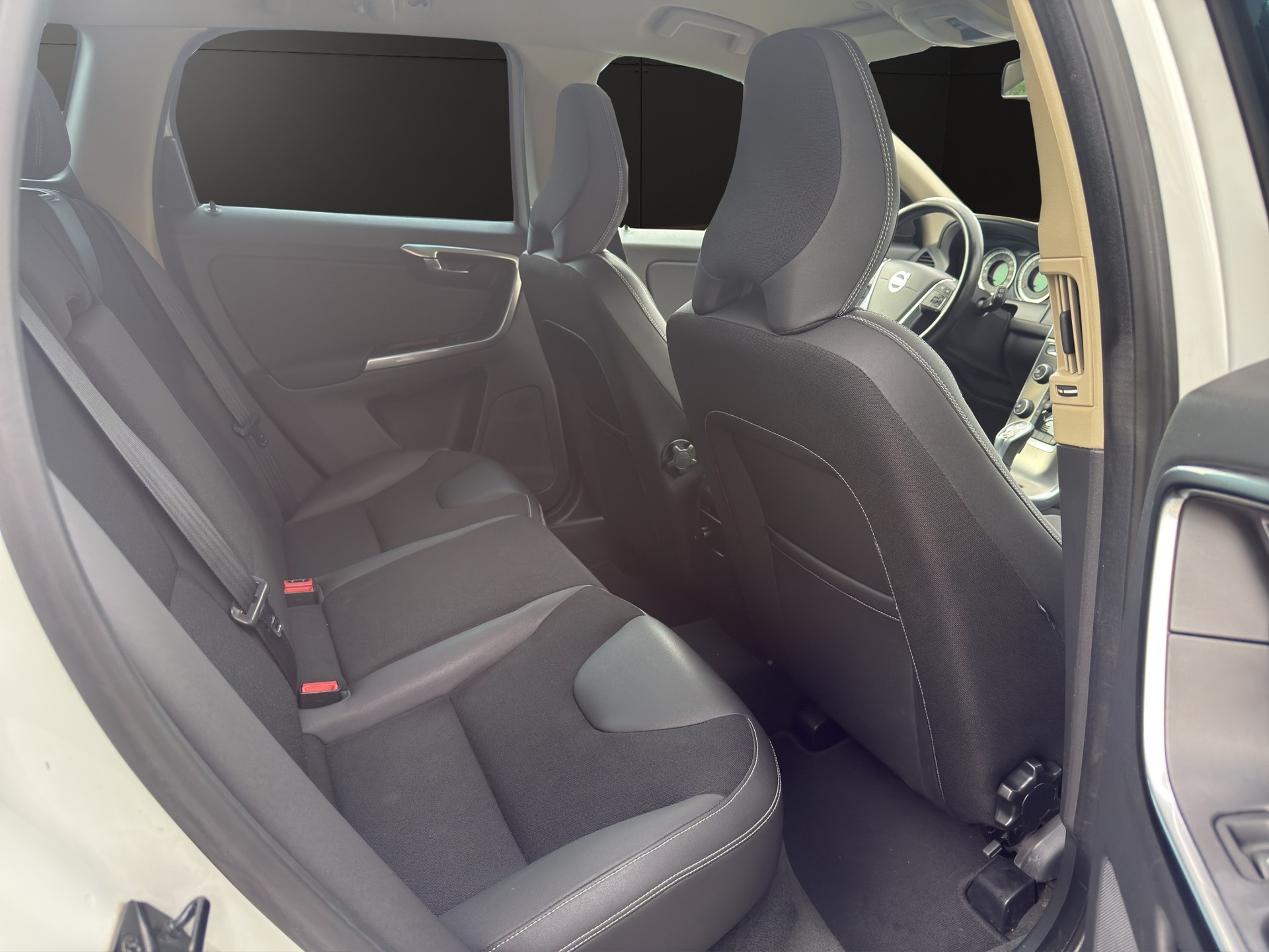 VOLVO XC60 D5 AWD R-Design Edition Geartronic-image-13
