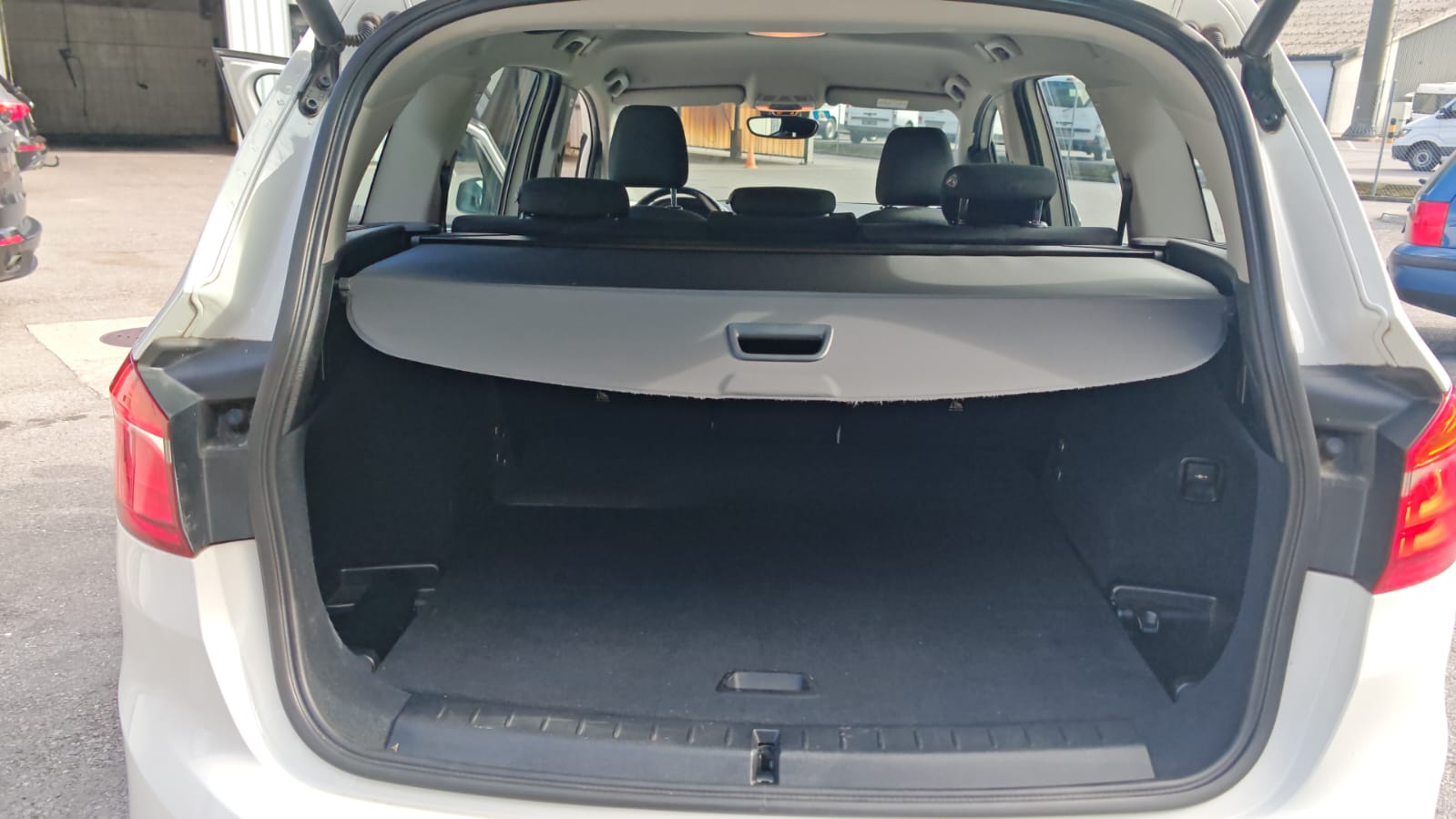 BMW 218d xDrive Gran Tourer Sport Line-image-12