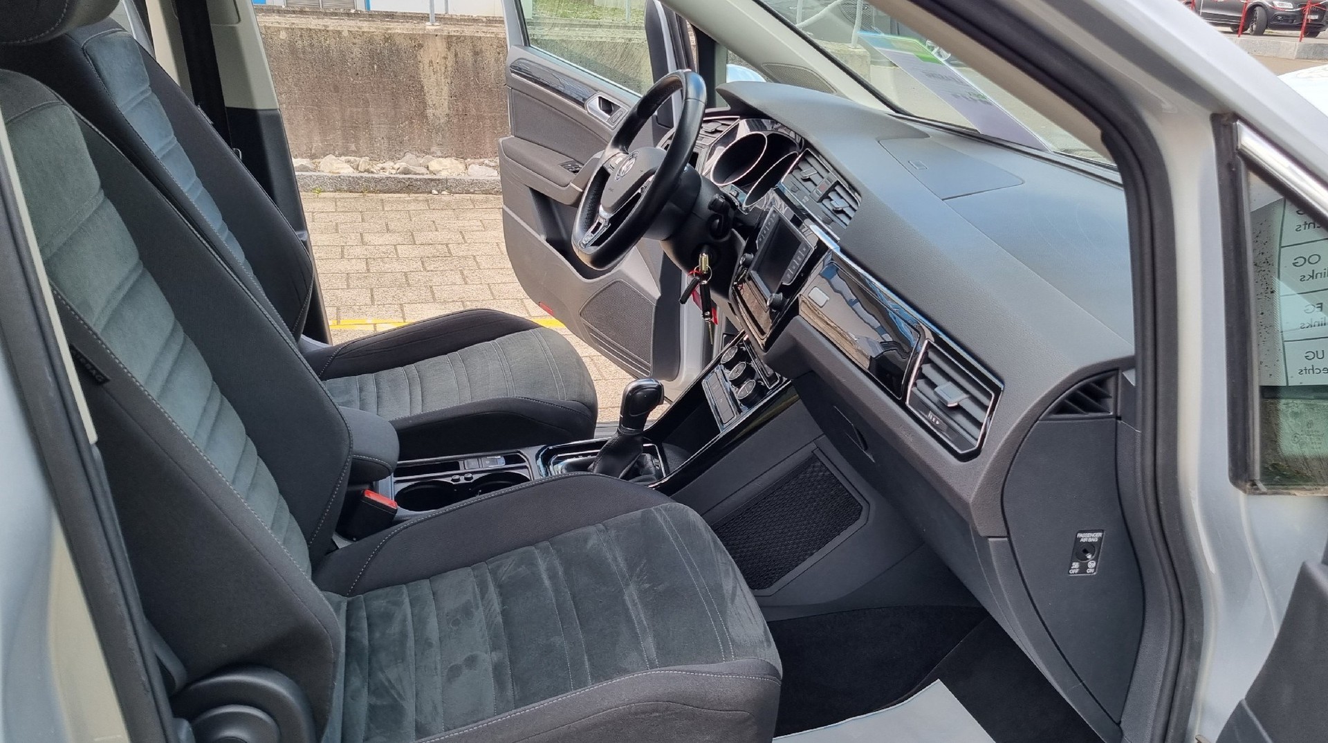 VW Touran 2.0 TDI R-Line BlueMotion Technology DSG-image-4