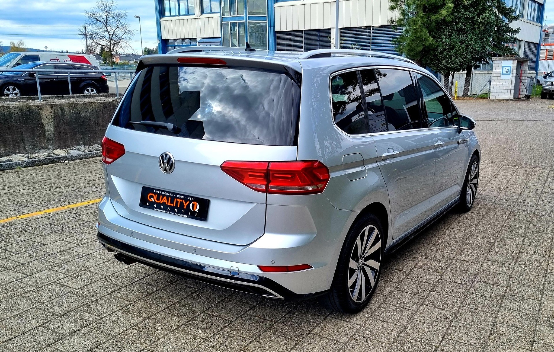 VW Touran 2.0 TDI R-Line BlueMotion Technology DSG-image-6