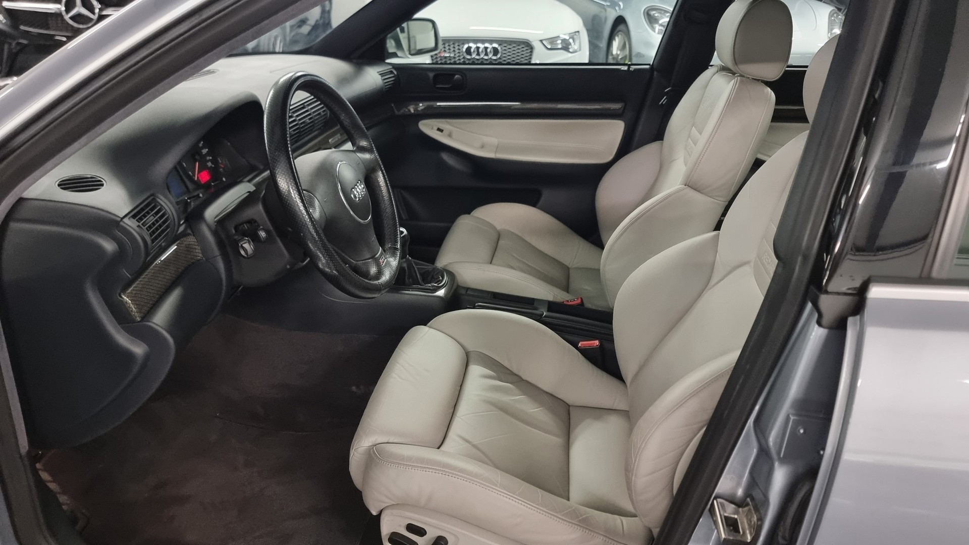 AUDI RS4 Avant quattro-image-12