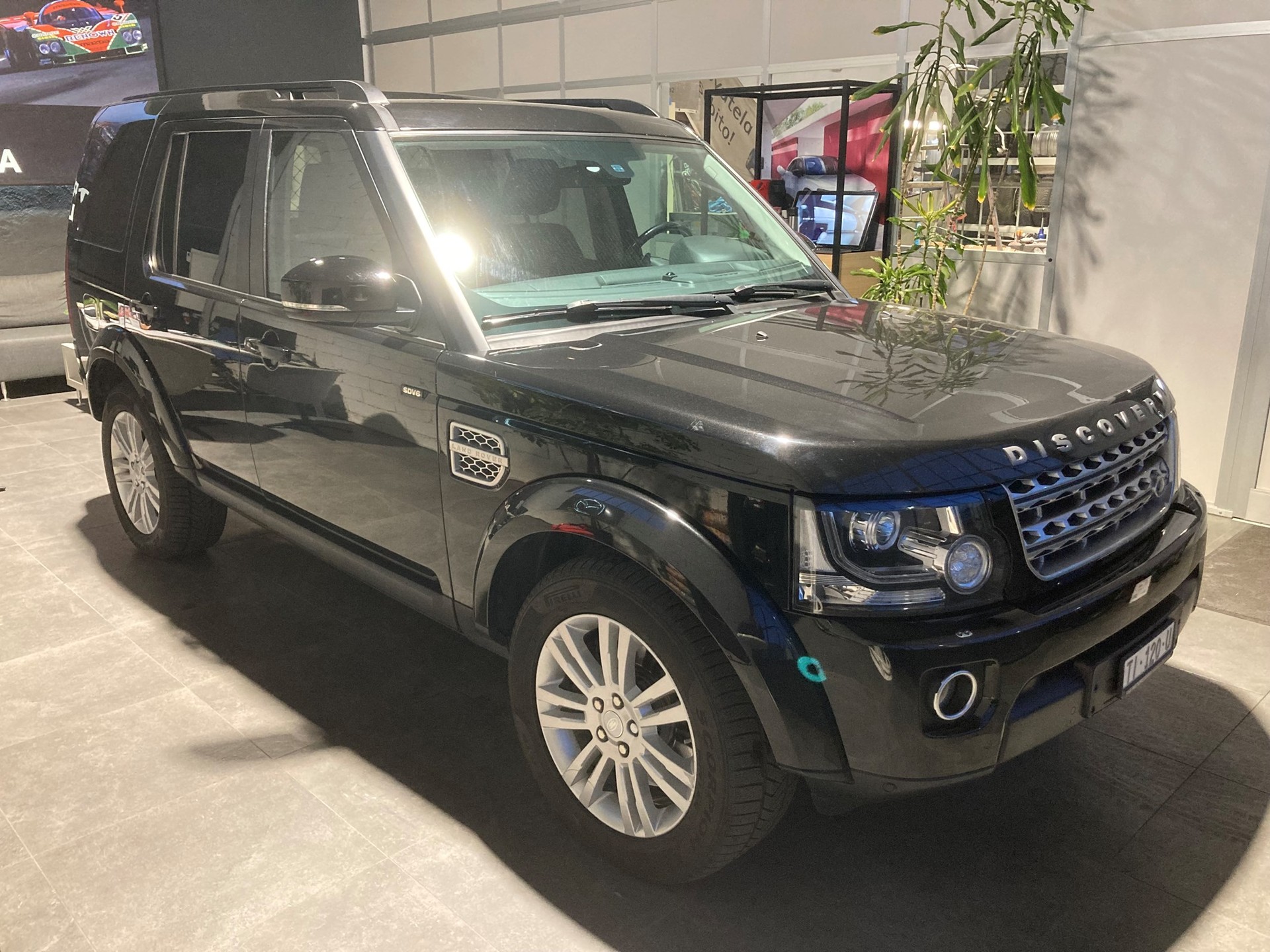 LAND ROVER Discovery 3.0 SDV6 HSE Luxury Automatic-image-0
