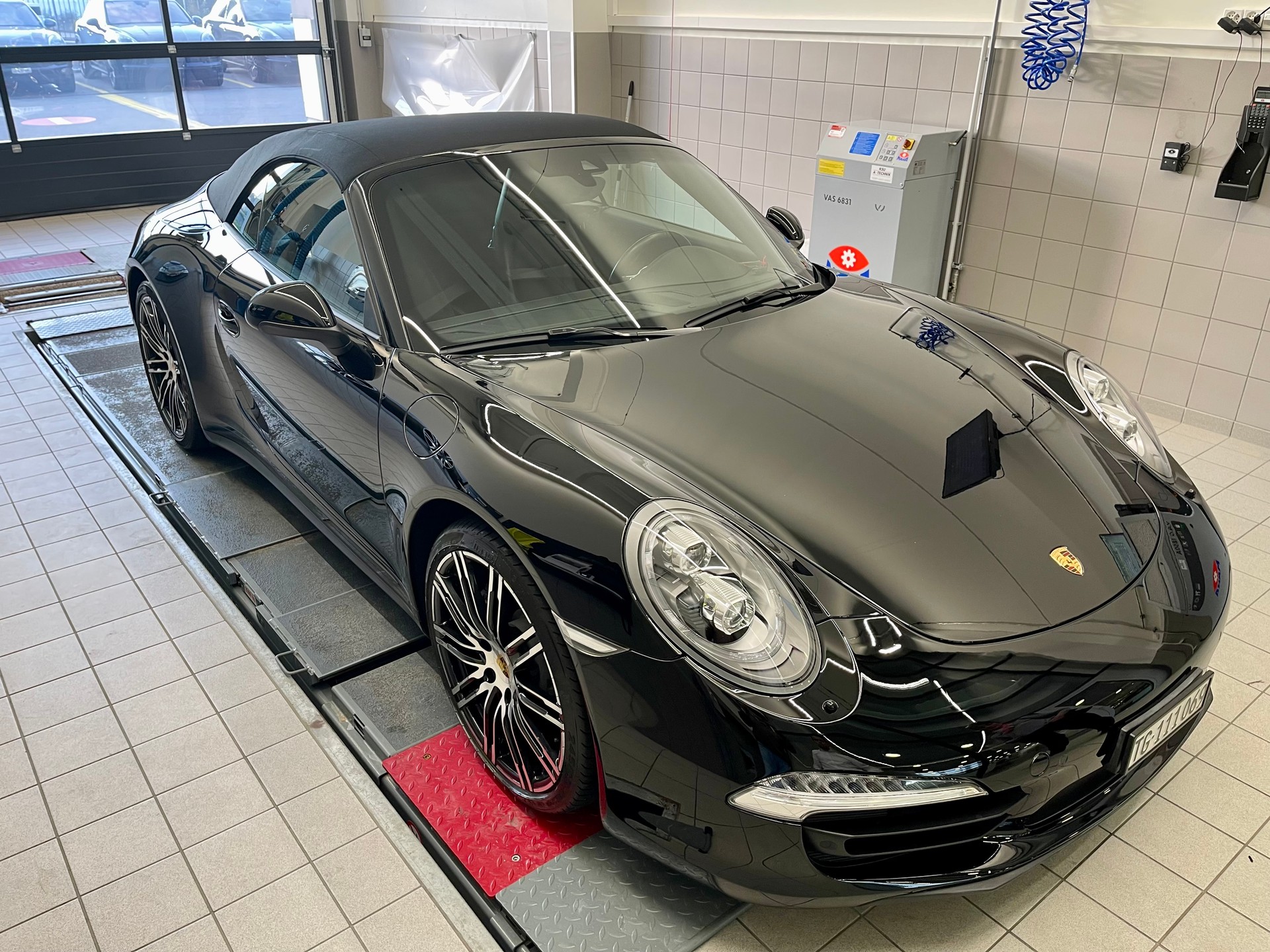 PORSCHE 911 Cabrio Carrera 4 Black Edition PDK-image-1